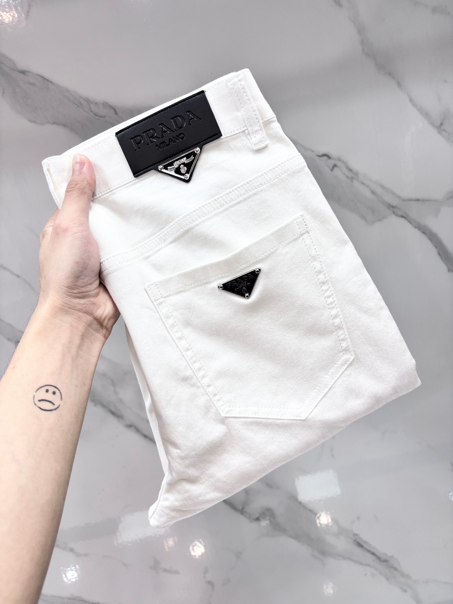 NO:774900,Prada high-end customization, 2026 early autumn latest jeans, simultaneous sale at the counter, original customization, customer-supplied hardware accessories, original order quality, imported solid-color denim elastic fabric, heavy washing, fine workmanship, excellent upper body!  The preferred items are complete in three sizes.……………………………………………………………… Size29-38,, prada, jeans,19860909普拉达 高端定制、2026早秋最新款牛仔裤 柜台同步发售 原版定制 客供五金辅料 原单品质 进口固色牛仔弹力面料 重工洗水 做工走线精细 上身绝佳！优选单品 三标齐全.…………………………………………………… Size29-38,,prada,jeans,,Men's clothing