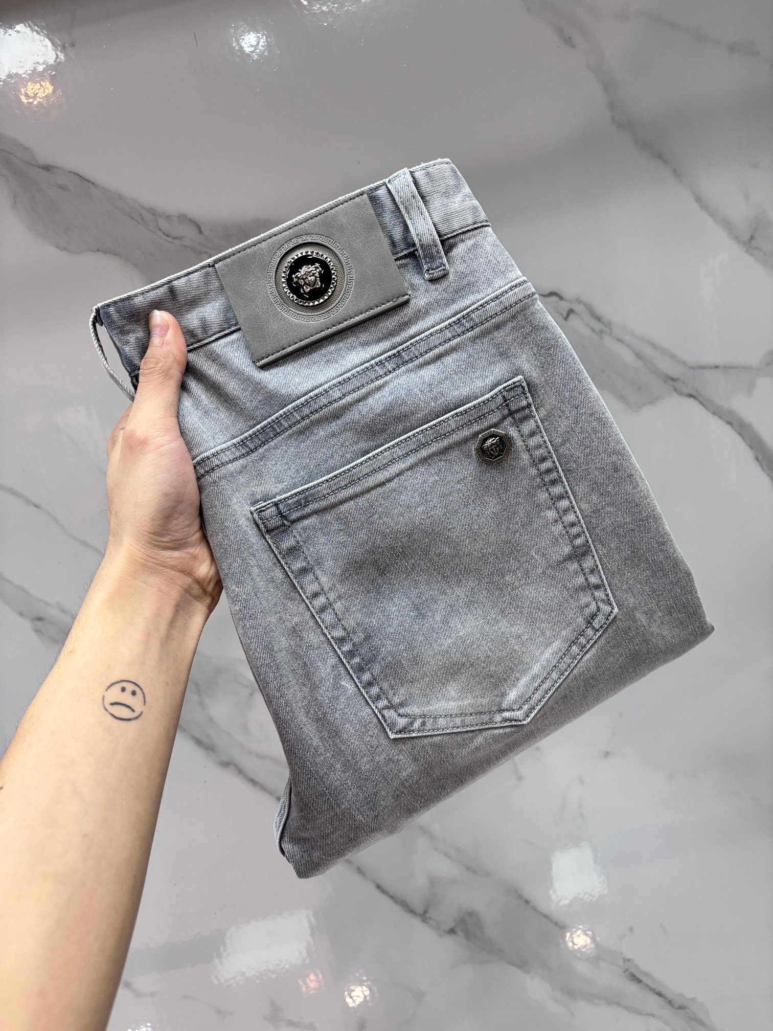NO:908271,Versace high-end customization, 2026 early autumn latest jeans, simultaneous sale at the counter, original customization, customer-supplied hardware accessories, original order quality, imported solid-color denim elastic fabric, heavy washing, fine workmanship, excellent upper body!  The preferred items are complete with three standards.……………………………………………… Size29-38,,versace,jeans,19860909范思哲 高端定制、2026早秋最新款牛仔裤 柜台同步发售 原版定制 客供五金辅料 原单品质 进口固色牛仔弹力面料 重工洗水 做工走线精细 上身绝佳！优选单品 三标齐全.…………………………………………………… Size29-38,,versace,jeans,,Men's clothing
