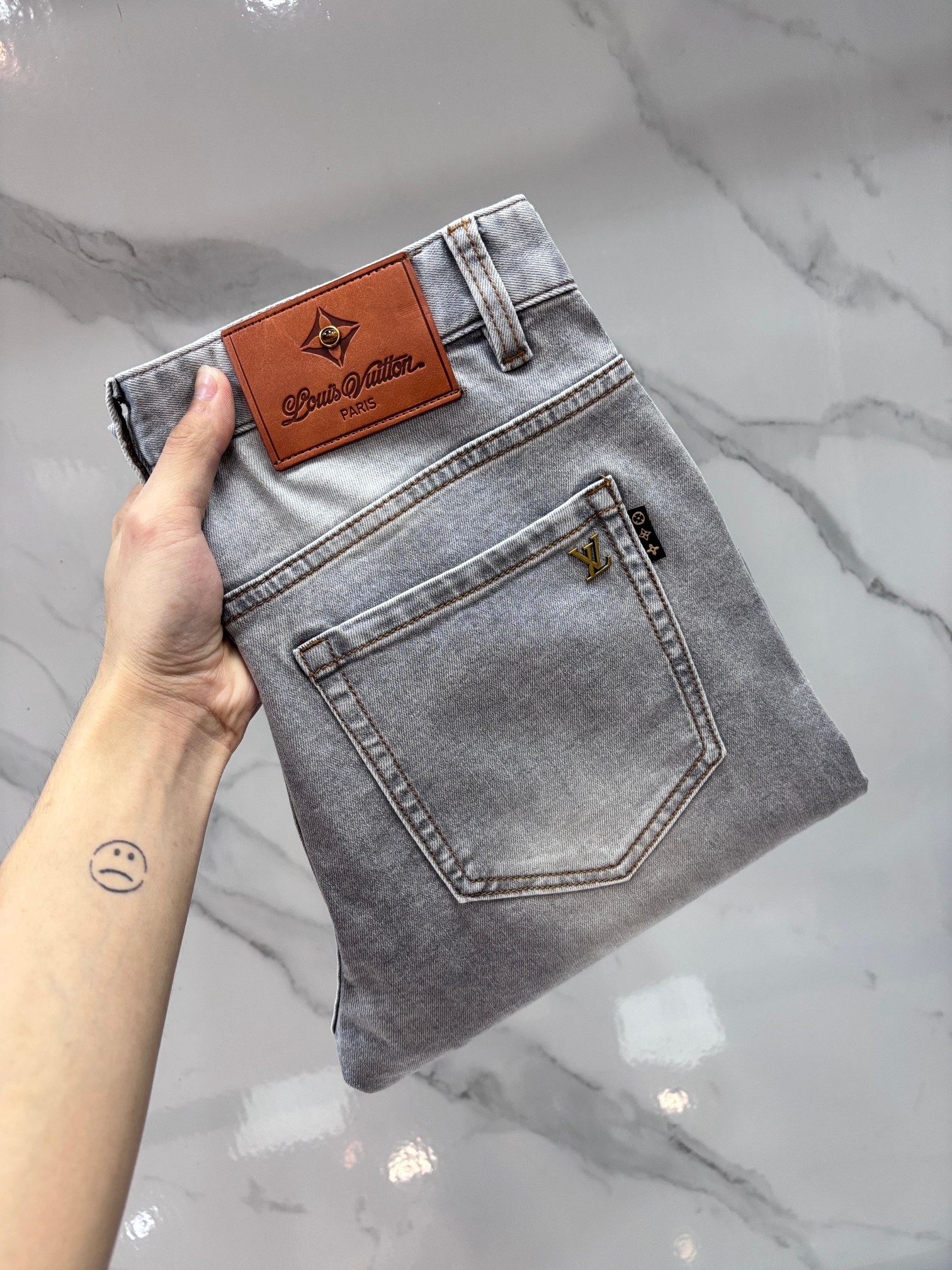 NO:775804,Lv high-end customization, 2026 early autumn latest jeans, simultaneous sale at the counter, original customization, customer-supplied hardware accessories, original order quality, imported solid-color denim elastic fabric, heavy washing, fine workmanship and routing, excellent upper body!  The preferred items are complete with three standards.……………………………………………… Size29-38,,louis vuitton,jeans,19860909Lv 高端定制、2026早秋最新款牛仔裤 柜台同步发售 原版定制 客供五金辅料 原单品质 进口固色牛仔弹力面料 重工洗水 做工走线精细 上身绝佳！优选单品 三标齐全.…………………………………………………… Size29-38,,louis vuitton,jeans,,Men's clothing