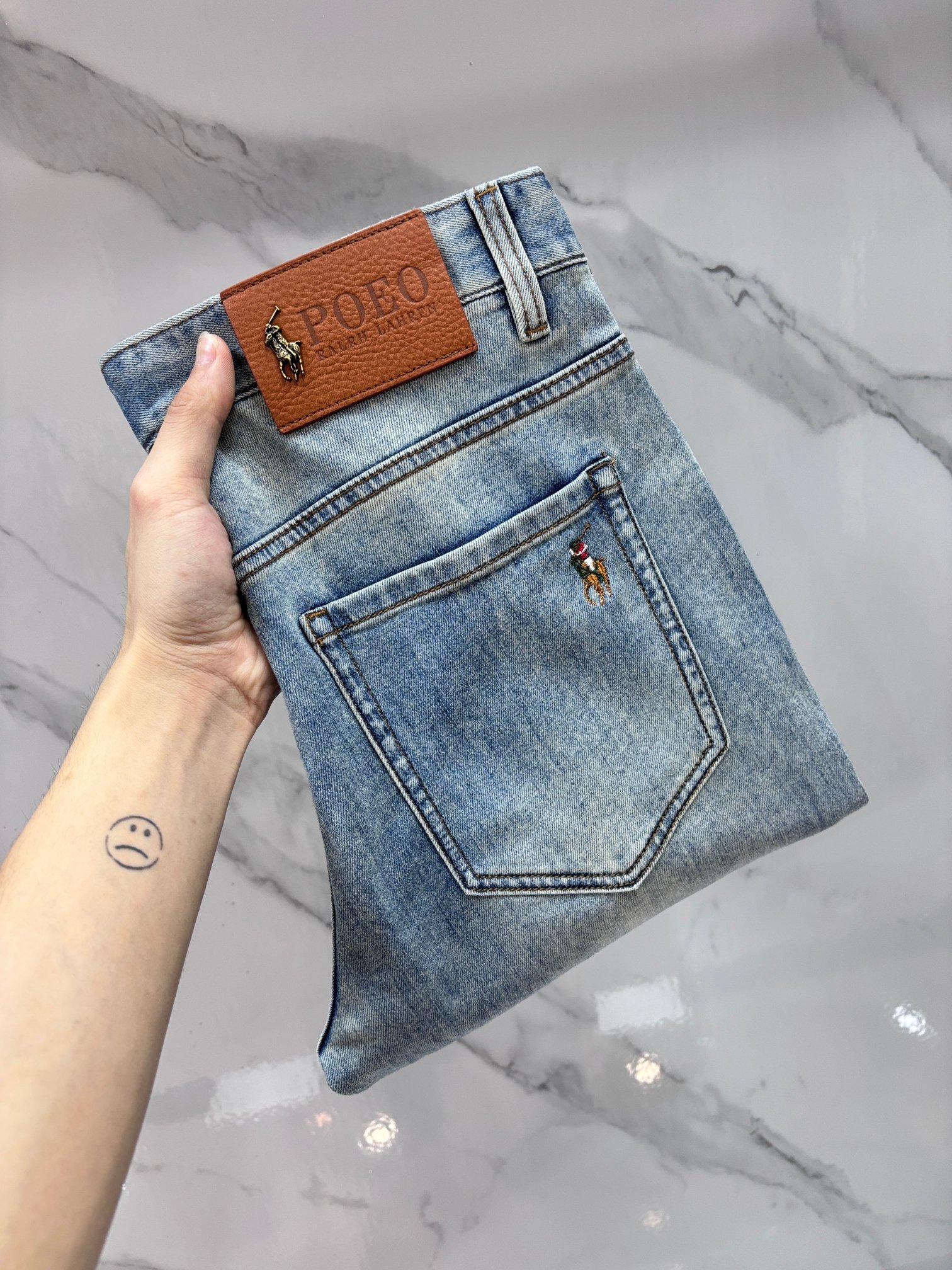 NO:774903,Polo high-end customization, 2026 early autumn latest jeans, sold simultaneously at the counter, original customization, customer-supplied hardware accessories, original order quality, imported solid-color denim elastic fabric, heavy washing, fine workmanship and routing, excellent upper body!  The preferred items are complete with three standards.…………………………………………………… Size29-38,,jeans,19860909Polo 高端定制、2026早秋最新款牛仔裤 柜台同步发售 原版定制 客供五金辅料 原单品质 进口固色牛仔弹力面料 重工洗水 做工走线精细 上身绝佳！优选单品 三标齐全.…………………………………………………… Size29-38,,jeans,,Men's clothing