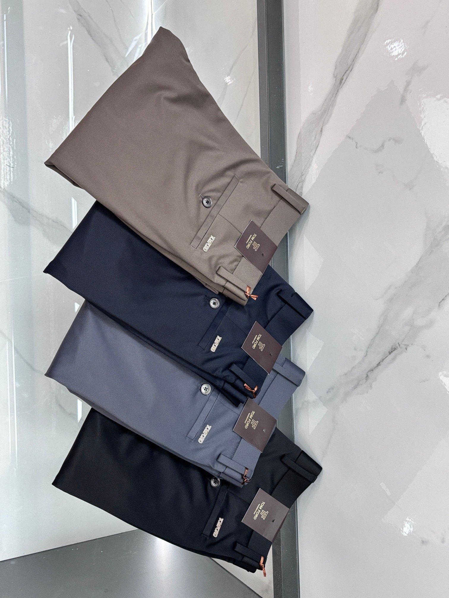 NO:860243,TF counter's best-selling new casual trousers, top-end high-end shipments, truly top-notch OEM factories with strict processes, suitable for various high-end gathering places, can also be worn with casual jackets, professional development and research for 3 months, perfect fit!  Super comfortable, business fashion style!  ……………………………………………………………… Size29-38,,tom ford,jackets & coats,19860909TF 专柜热销新款休闲西裤,顶级高端出货,真正顶级代加工厂严格工序,适合出示各种聚会高级场所,亦可休闲外套搭穿,专业开发研究3个月调制,版型上身绝对！舒适度超高 商务时尚款 ！…………………………………………………… Size29-38,,tom ford,jackets & coats,,Men's clothing