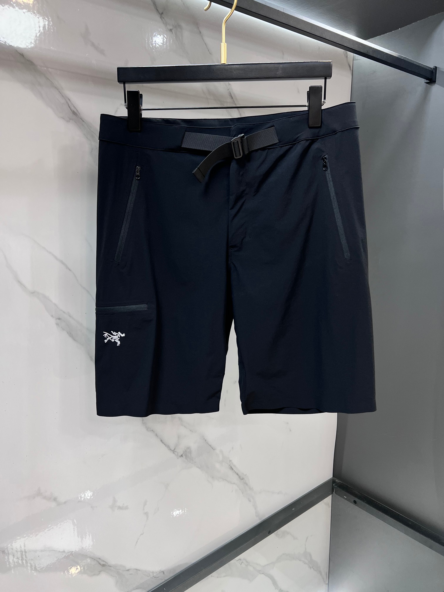 NO:774905,Arc'teryx 26ss new summer outdoor lightweight men's quick-drying elastic wear-resistant soft shell shorts. These lightweight, wear-resistant, and weather-resistant soft shell shorts are suitable for rock climbing in warm climates. Fabric splicing and zoned close-fitting design. Special fabrics are used in required areas, three-dimensional cutting structure and crotch triangle joint design. Simple design metal belt adjuster, two zipper pockets on the front. These Arc'teryx shorts are made of functional fabrics, carefully functional design, ergonomic tailoring, and specially designed for outdoor activities.  TerraTex is a wear-resistant nylon blended fabric that is light and wear-resistant, suitable for hiking in warm weather. The TerraTex fabric has sun protection function, is quick-drying, breathable, elastic and comfortable. The waistline is brushed polyester lining, moisture-wicking, and the belt is comfortable to wear. The integrated woven belt has a stable fit. The fabric has no coating and feels light and soft!  …………………………………………………… SizeM-XXXXL,arc'teryx,shorts,19860909始祖鸟26ss夏季新款户外轻量男款速干弹力耐磨软壳短裤 这款轻量.耐磨.耐候的软壳短裤,适合温暖气候中的攀岩 面料拼接分区贴身设计 在需要的部位采用特殊面料,立体剪裁结构和胯部三角接片设计, 设计简洁的金属腰带调节器,正面两个拉链口袋 这款始祖鸟短裤,采用功能面料,功能设计精心考究,人体工学剪裁,专为户外活动而设计. TerraTex是一款耐磨的尼龙混纺面料,轻薄耐磨,适合暖天远足徒步使用；TerraTex面料具有防晒功能,速干透气,弹性舒适. 腰围有拉绒涤纶里衬,吸湿排汗,配腰带穿着配感舒适,一体织腰带合身稳固.面料没有任何涂层 手感轻便柔软！…………………………………………………… SizeM-XXXXL,arc'teryx,shorts,,Men's clothing