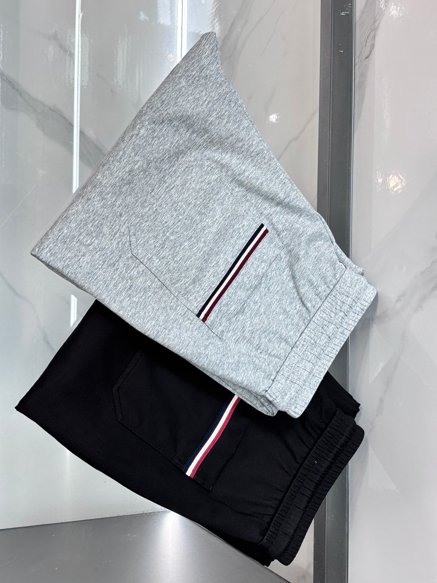 NO:835854,Mengkou 2026 new casual pants, high-end version, customized fabrics with high breathability and comfort, impeccable details, brand element design concept, reflecting high quality. It feels delicate and soft!  It presents a casual cut and the upper body shape is awesome!  ……………………………………………… Sizem-xxxxl,,Moncler,19860909蒙口 2026新款休闲裤,高端版本,定制面料 透气舒适度高,细节无可挑剔,品牌元素设计理念,体现高品质.手感细腻柔软！呈现休闲裁剪,上身版型超赞！………………………………………………… Sizem-xxxxl,,Moncler,,Men's clothing