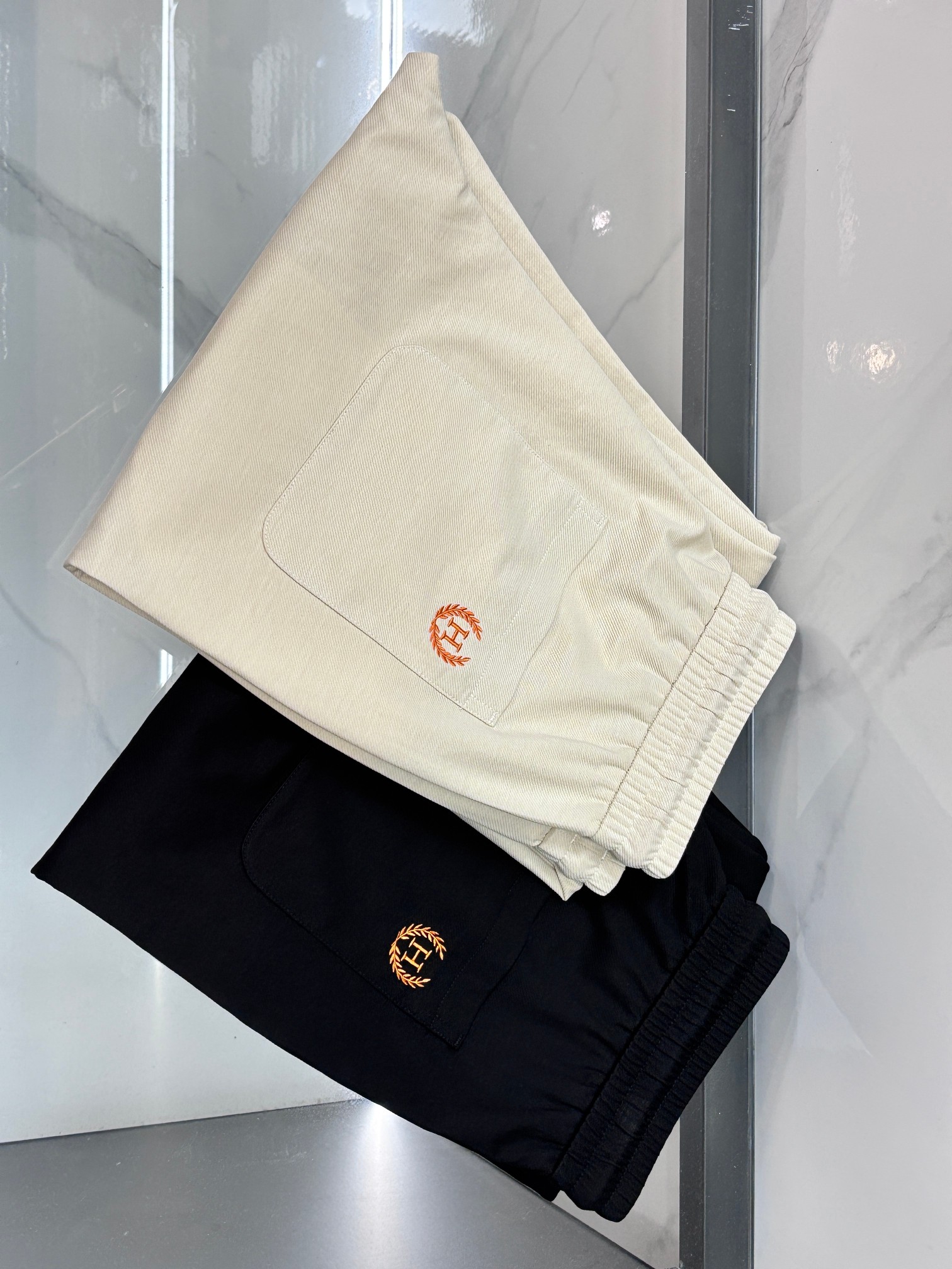 NO:877527,Hermès 2026 new casual pants, high-end version, customized fabrics with high breathability and comfort, impeccable details, brand element design concept, reflecting high quality. It feels delicate and soft!  It presents a casual cut and the upper body shape is awesome!  ……………………………………………… Sizem-xxxxl,,hermes,19860909爱马仕 2026新款休闲裤,高端版本,定制面料 透气舒适度高,细节无可挑剔,品牌元素设计理念,体现高品质.手感细腻柔软！呈现休闲裁剪,上身版型超赞！………………………………………………… Sizem-xxxxl,,hermes,,Men's clothing