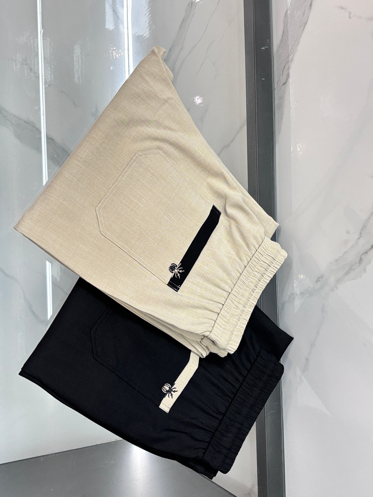 NO:777832,Dior 2026 new casual pants, high-end version, customized fabrics with high breathability and comfort, impeccable details, brand element design concept, reflecting high quality. It feels delicate and soft!  It presents a casual cut and the upper body shape is awesome!  ……………………………………………………………… Sizem-xxxxl,,dior,19860909迪奥 2026新款休闲裤,高端版本,定制面料 透气舒适度高,细节无可挑剔,品牌元素设计理念,体现高品质.手感细腻柔软！呈现休闲裁剪,上身版型超赞！………………………………………………… Sizem-xxxxl,,dior,,Men's clothing