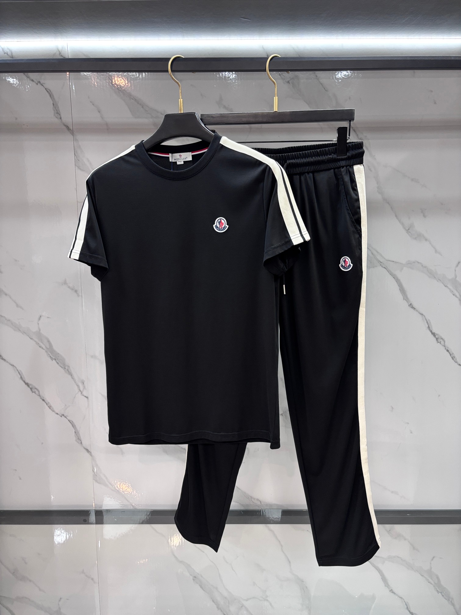 NO:837229,Mengkou 2026 counter best-selling short-sleeved suit, exquisite crafts counter fabrics, top-notch elements, classic short-sleeved 3-label complete, fashionable for men, unparalleled in terms of upper body comfort, can be said to be a summer must-have!  …………………………………………………… SizeM-XXXL,,Moncler,T-shirt,19860909蒙口 2026专柜热销款短袖套装,精致工艺专柜面料,顶级元素融合打造,经典短袖3标齐全,潮男时尚,无论是上身舒适度还是都是无可比拟的存在,可以说是夏日必备！…………………………………………………… SizeM-XXXL,,Moncler,T-shirt,,Men's clothing