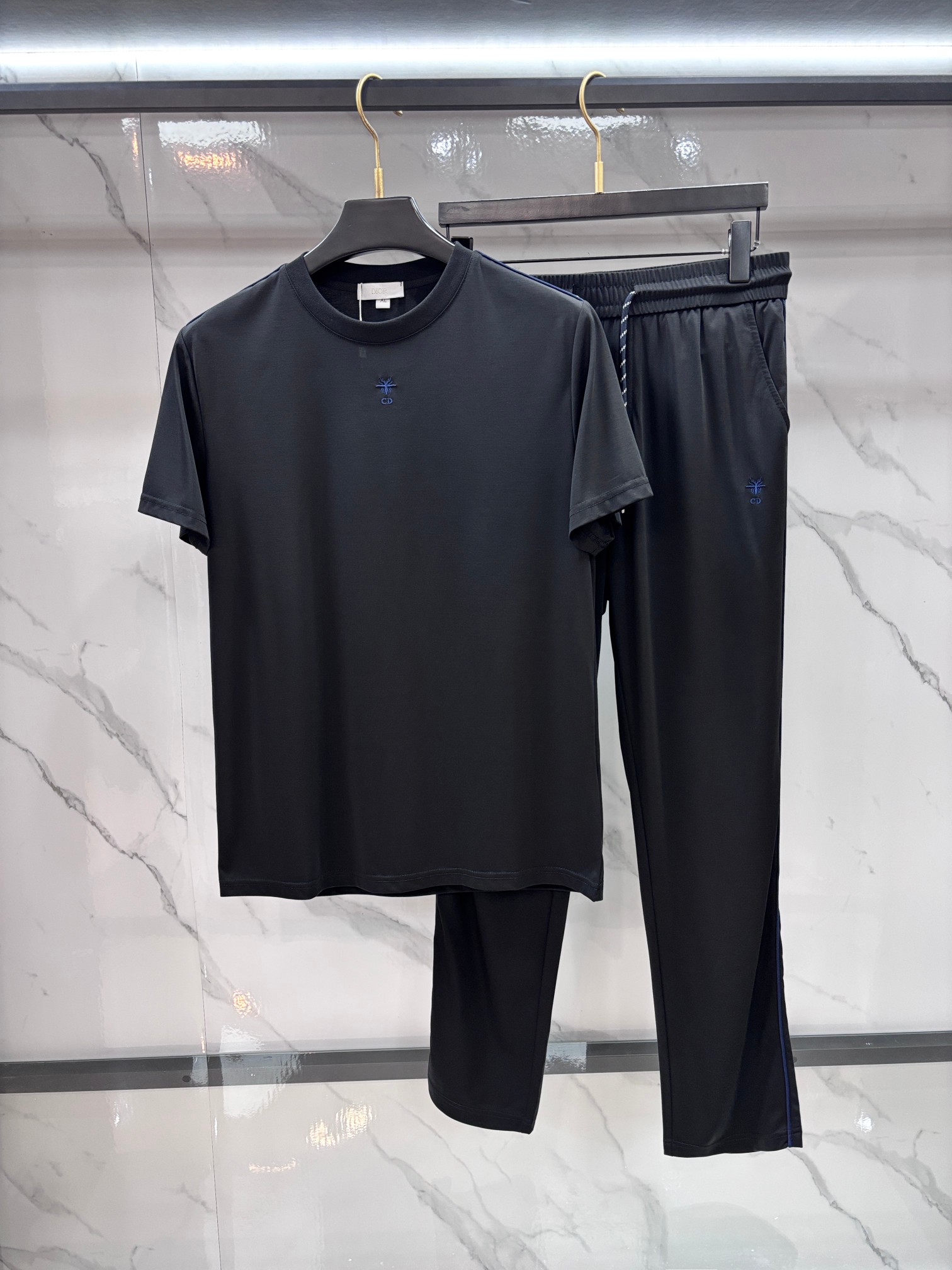 NO:837234,Dior's 2026 best-selling short-sleeved suit in the counter, exquisite craftsmanship in the counter fabric, and a fusion of top elements, classic short-sleeved 3-label complete, trendy men's fashion, unparalleled in terms of upper body comfort, can be said to be a summer must-have!  ……………………………………………………………… SizeM-XXXL,,dior,T-shirt,19860909迪奥 2026专柜热销款短袖套装,精致工艺专柜面料,顶级元素融合打造,经典短袖3标齐全,潮男时尚,无论是上身舒适度还是都是无可比拟的存在,可以说是夏日必备！…………………………………………………… SizeM-XXXL,,dior,T-shirt,,Men's clothing