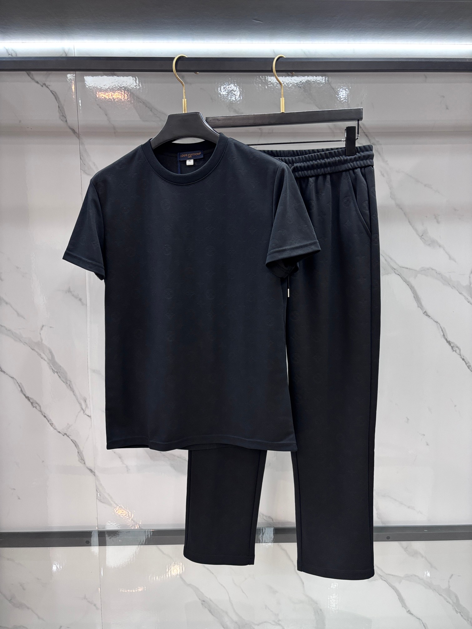NO:835865,Lv 2026 counter best-selling short-sleeved suit, exquisite crafts counter fabrics, top-notch elements, classic short-sleeved 3-label complete, fashionable for men, unparalleled in terms of upper body comfort, can be said to be a summer must-have!  ……………………………………………………………… SizeM-XXXL,,louis vuitton,T-shirt,19860909Lv 2026专柜热销款短袖套装,精致工艺专柜面料,顶级元素融合打造,经典短袖3标齐全,潮男时尚,无论是上身舒适度还是都是无可比拟的存在,可以说是夏日必备！…………………………………………………… SizeM-XXXL,,louis vuitton,T-shirt,,Men's clothing