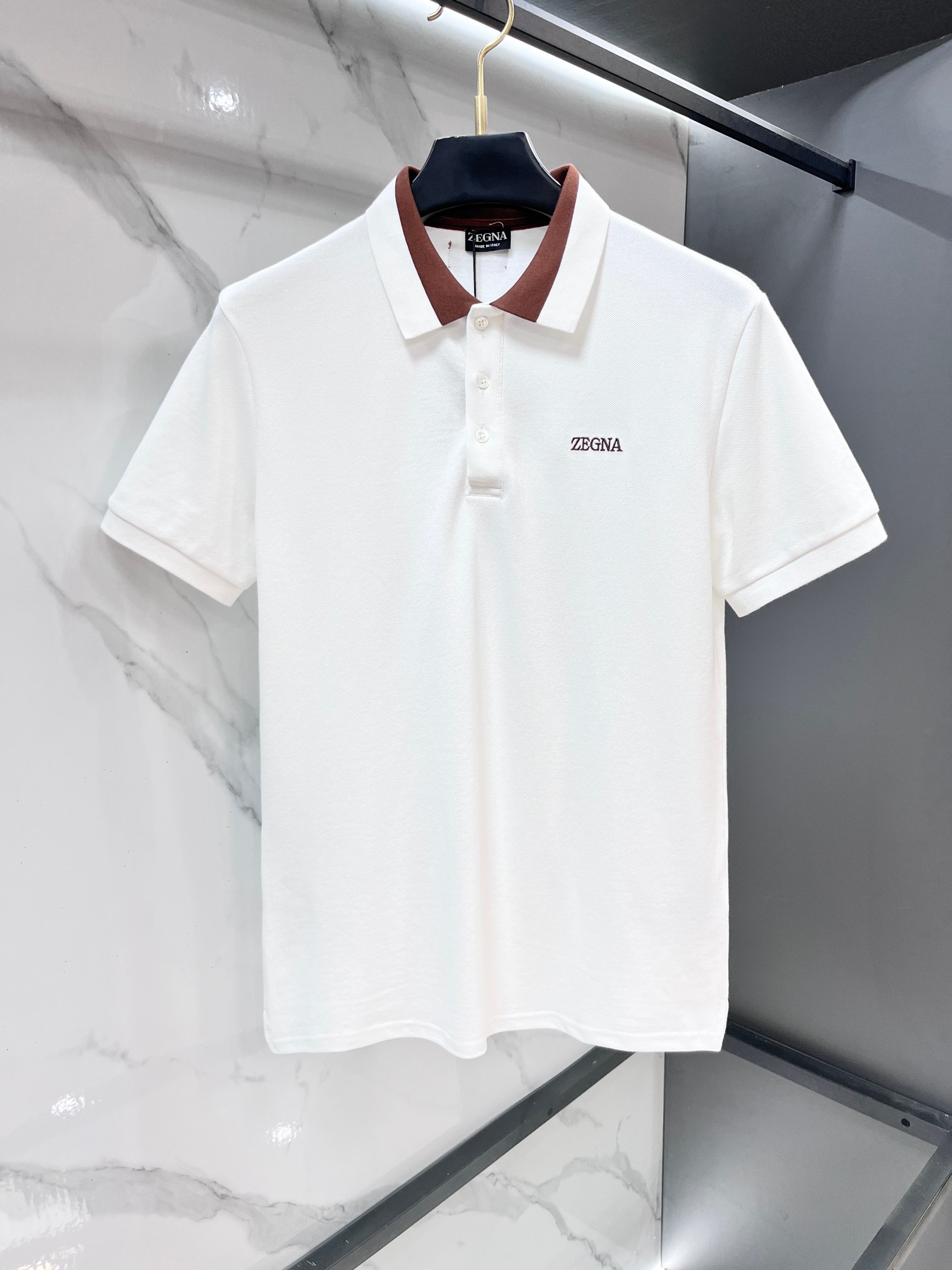 NO:835820,Ermenegildo Zegna 2026ss new men’s lapel Polo shirt in summer counter!  The ceiling-level business men's style of high-end men's clothing!  Simple and fashionable yet elegant, it looks great when worn alone, and quality control/details control can be taken away with your eyes closed. It is low-key, luxurious and connotative!  The custom-woven mesh pique cotton fabric supplied by the customer is carefully made. The mesh texture is evenly arranged on the surface of the fabric. It has excellent breathability and heat dissipation and perspiration. The upper body comfort is completely better than ordinary single-sided jersey tissue!  The classic brand LOGO on the chest is made with top-notch craftsmanship. The LOGO is three-dimensional, clear and full, and has extraordinary texture. Whether it is worn as an inner layer or worn alone, it is a classic product!  The exquisite tailoring process, every detail is handled very standard and delicately, which cannot be compared with other low-end products on the market. It is a must-have basic and versatile Polo shirt for men!  ……………………………………………………………… SizeM-XXXL,,zegna,19860909杰尼亚 2026ss夏季专柜新款男士翻领Polo衫！高端男装的天花板级别的商务男款！简约时尚大气不失优雅,单穿内搭体面过人,品质控/细节控的闭眼带走,低调又奢华有内涵！客供定织网眼珠地棉布精心制成,面料表面排列均匀整齐的网眼纹理,透气性和散热排汗性极佳,上身舒适程度完全优于普通单面汗布组织！胸前经典的品牌LOGO标识,采用顶级工艺打造,LOGO立体清晰饱满,质感非凡的特质,无论是内搭还是单穿都是一款经典领域的产品！精妙绝伦的裁剪工艺,每一个细节处理的非常标准细腻,非市面一般LOW货可以媲美的,男士必入基础百搭款Polo衫推荐！…………………………………………………… SizeM-XXXL,,zegna,,Men's clothing