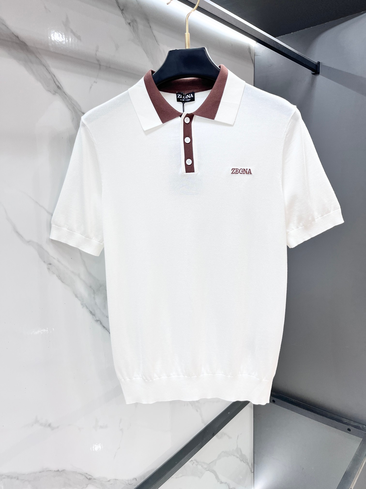 NO:835838,Ermenegildo Zegna's 2026 new men's knitted short-sleeved fashionable classic lapel design!  High-end custom-made versatile style that anyone can easily control. Made of high-end knitted fabrics!  Luxurious classic brand LOGO design, very classy and a must buy for those who know the goods!  The tailoring is slim-fitting, very refined, shows off aura, and highlights the sophistication of business men. This is unique, it has just the right amount of slim fit, and the upper body effect is great!  Complete with three standards! Must-have items……………………………………………………………… SizeM-XXXL,,zegna,T-shirt,19860909杰尼亚 2026新品男士针织短袖时尚经典翻领设计！高级定制百搭款式 任何人都可以轻松驾驭 采用高档针织面料！奢华经典品牌LOGO设计,非常显档次懂货的必须入！版型剪裁属于修身款 非常精致,显气场,又会凸显商务男士的精致,这就是独到之处,恰到好处的修身,上身效果非常赞！三标齐全!必备品 …………………………………………………… SizeM-XXXL,,zegna,T-shirt,,Men's clothing