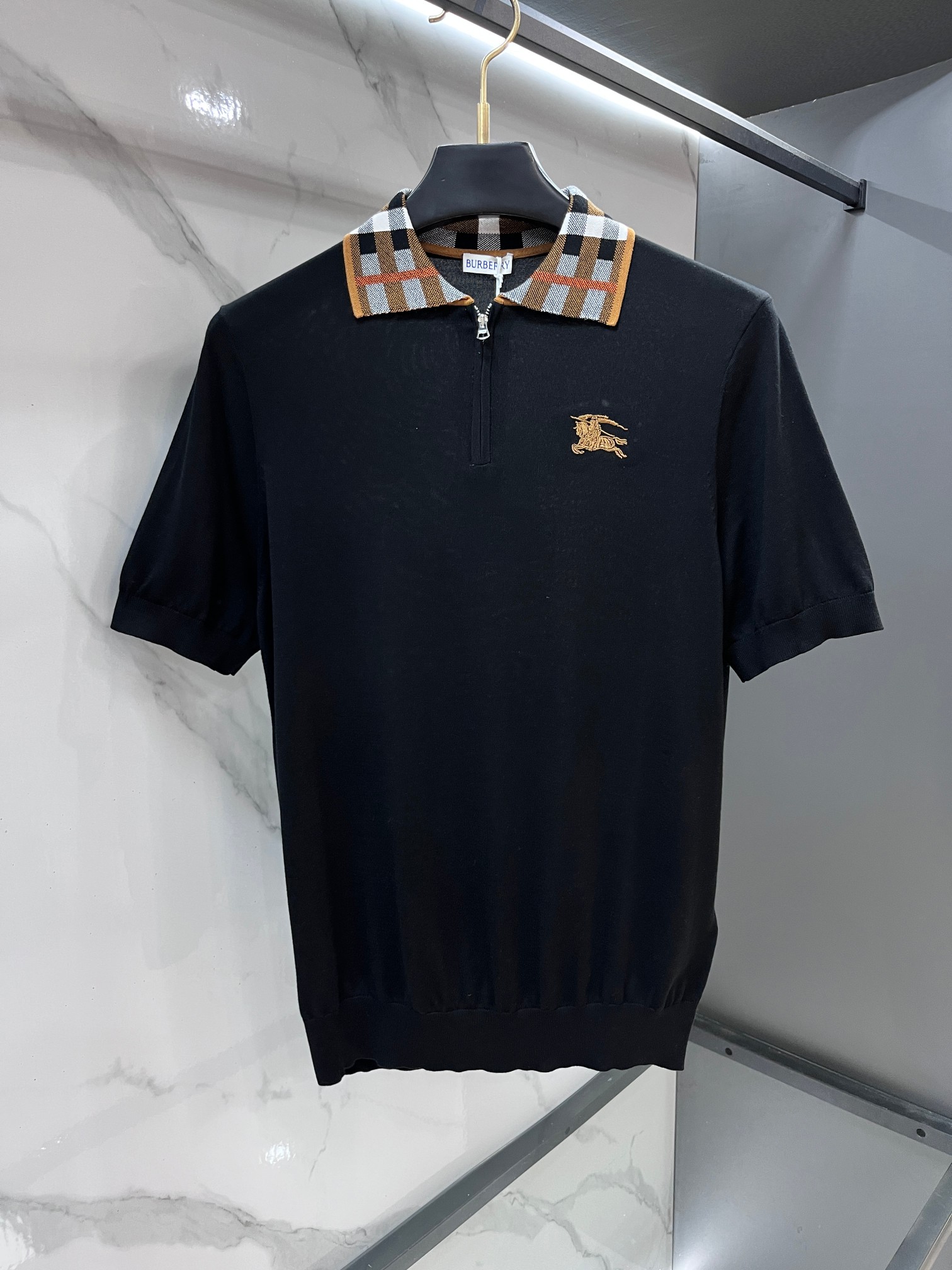 NO:839220,Burberry 2026 new men’s knitted short-sleeved fashionable classic lapel design!  High-end custom-made versatile style that anyone can easily control. Made of high-end knitted fabrics!  Luxurious classic brand LOGO design, very classy and a must buy for those who know the goods!  The tailoring is slim-fitting, very refined, shows off aura, and highlights the sophistication of business men. This is unique, it has just the right amount of slim fit, and the upper body effect is great!  Complete with all three standards! Essential items……………………………………………………………… SizeM-XXXL,,burberry,T-shirt,19860909巴宝莉 2026新品男士针织短袖时尚经典翻领设计！高级定制百搭款式 任何人都可以轻松驾驭 采用高档针织面料！奢华经典品牌LOGO设计,非常显档次懂货的必须入！版型剪裁属于修身款 非常精致,显气场,又会凸显商务男士的精致,这就是独到之处,恰到好处的修身,上身效果非常赞！三标齐全!必备品 …………………………………………………… SizeM-XXXL,,burberry,T-shirt,,Men's clothing
