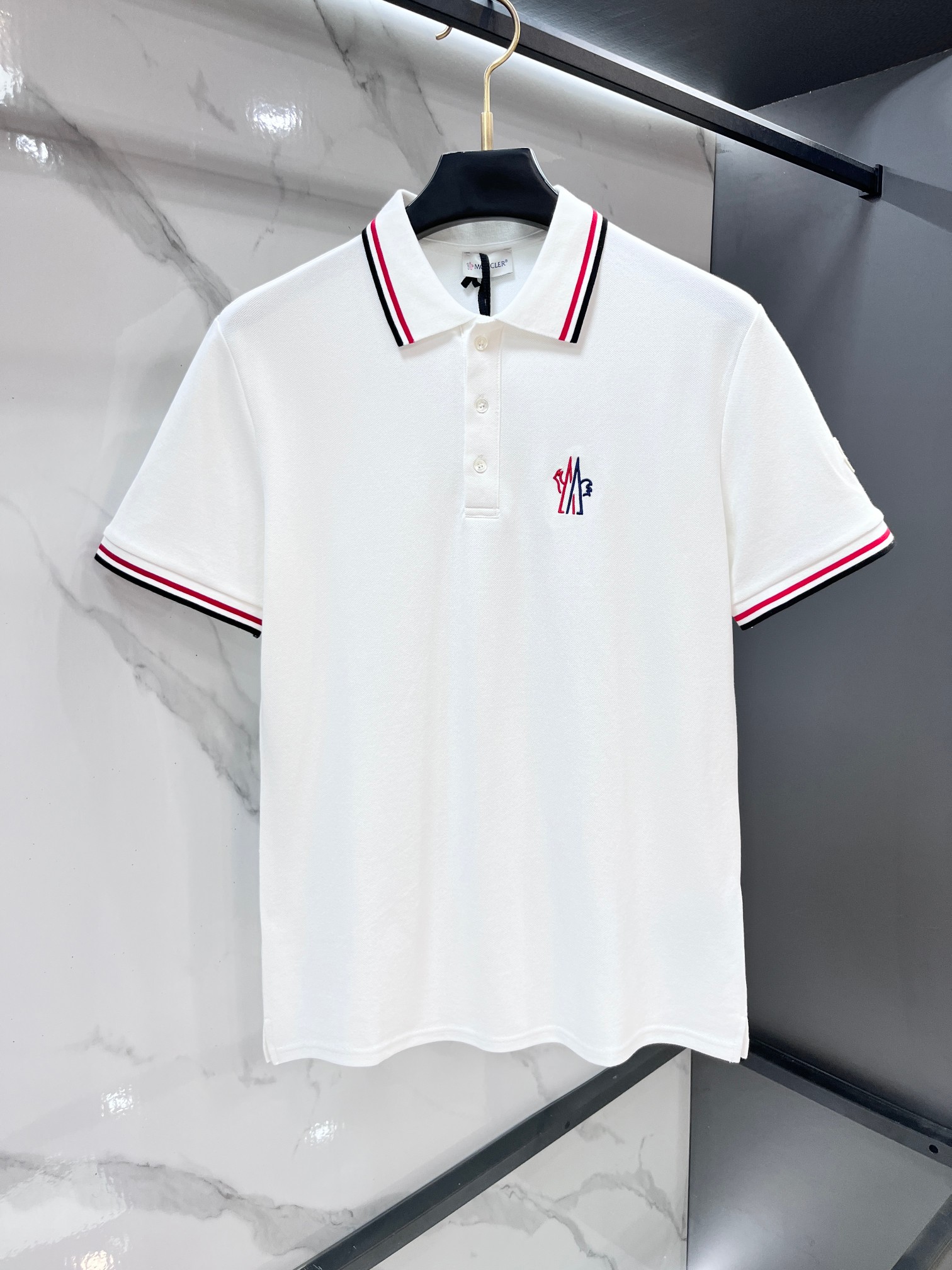 NO:835815,Mengkou 2026ss summer counter new men's lapel polo shirt!  The ceiling-level business men's style of high-end men's clothing!  Simple and fashionable yet elegant, it looks great when worn alone, and quality control/details control can be taken away with your eyes closed. It is low-key, luxurious and connotative!  The custom-woven mesh pique cotton fabric supplied by the customer is carefully made. The mesh texture is evenly arranged on the surface of the fabric. It has excellent breathability and heat dissipation and perspiration. The upper body comfort is completely better than ordinary single-sided jersey tissue!  The classic brand LOGO on the chest is made with top-notch craftsmanship. The LOGO is three-dimensional, clear and full, and has extraordinary texture. Whether it is worn as an inner layer or worn alone, it is a classic product!  The exquisite tailoring process, every detail is handled very standard and delicately, which cannot be compared with other low-end products on the market. It is a must-have basic and versatile Polo shirt for men!  ……………………………………………………………… SizeM-XXXL,,Moncler,19860909蒙口 2026ss夏季专柜新款男士翻领Polo衫！高端男装的天花板级别的商务男款！简约时尚大气不失优雅,单穿内搭体面过人,品质控/细节控的闭眼带走,低调又奢华有内涵！客供定织网眼珠地棉布精心制成,面料表面排列均匀整齐的网眼纹理,透气性和散热排汗性极佳,上身舒适程度完全优于普通单面汗布组织！胸前经典的品牌LOGO标识,采用顶级工艺打造,LOGO立体清晰饱满,质感非凡的特质,无论是内搭还是单穿都是一款经典领域的产品！精妙绝伦的裁剪工艺,每一个细节处理的非常标准细腻,非市面一般LOW货可以媲美的,男士必入基础百搭款Polo衫推荐！…………………………………………………… SizeM-XXXL,,Moncler,,Men's clothing