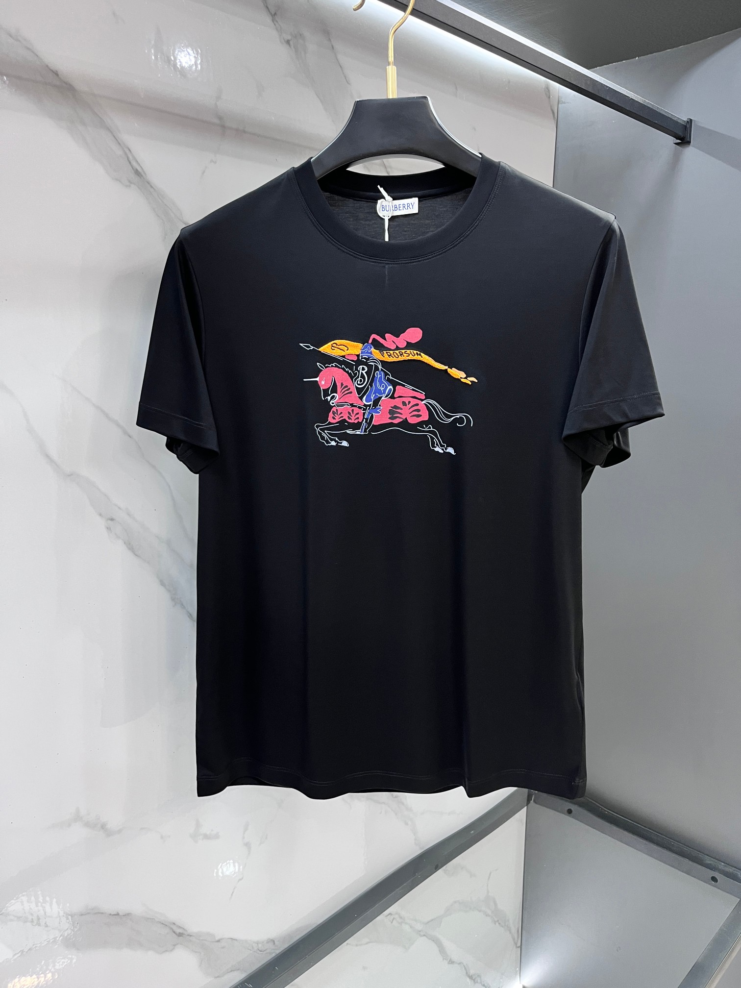 NO:855405,Burberry 2026ss spring and summer boutique short-sleeved T-shirt official website synchronization, high-end quality, customized top mercerized fabric, 1:1 production by top manufacturers, fashionable brand heavy craftsmanship logo design, soft and delicate feel, skin-friendly and comfortable to wear, versatile and casual, the upper body is very good, handsome, a must-have for trendy men...………………………………………… SizeM-XXXL,,burberry,T-shirt,tees,t-shirt,19860909巴宝莉 2026ss春夏精品短袖T恤 官网同步 高端品质 定制顶级丝光面料,顶级大厂1:1制作,时尚大牌重工艺logo设计,手感柔软细腻 穿着亲肤舒适 百搭休闲 上身非常赞 帅气 潮男必备品 …………………………………………………… SizeM-XXXL,,burberry,T-shirt,tees，t-shirt,,Men's clothing