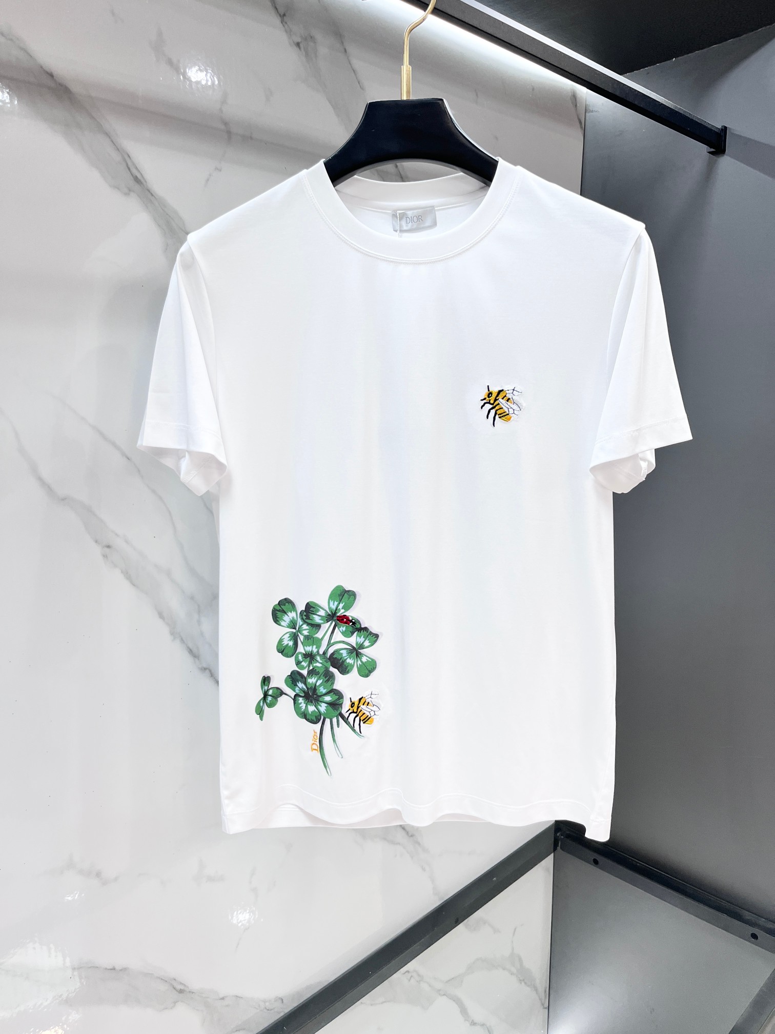 NO:835874,Dior 2026ss spring and summer high-quality short-sleeved T-shirts are synchronized with the official website. High-end quality. Customized top-grade mercerized fabrics, 1:1 production by top manufacturers, fashionable big-name craftsmanship logo design, soft and delicate feel. Skin-friendly and comfortable to wear. Versatile and casual. The upper body is very good. Handsome. A must-have for trendy men. …………………………………………………… SizeM-XXXL, dior, T-shirt, tees, t-shirt,19860909迪奥 2026ss春夏精品短袖T恤 官网同步 高端品质 定制顶级丝光面料,顶级大厂1:1制作,时尚大牌重工艺logo设计,手感柔软细腻 穿着亲肤舒适 百搭休闲 上身非常赞 帅气 潮男必备品 …………………………………………………… SizeM-XXXL,,dior,T-shirt,tees，t-shirt,,Men's clothing