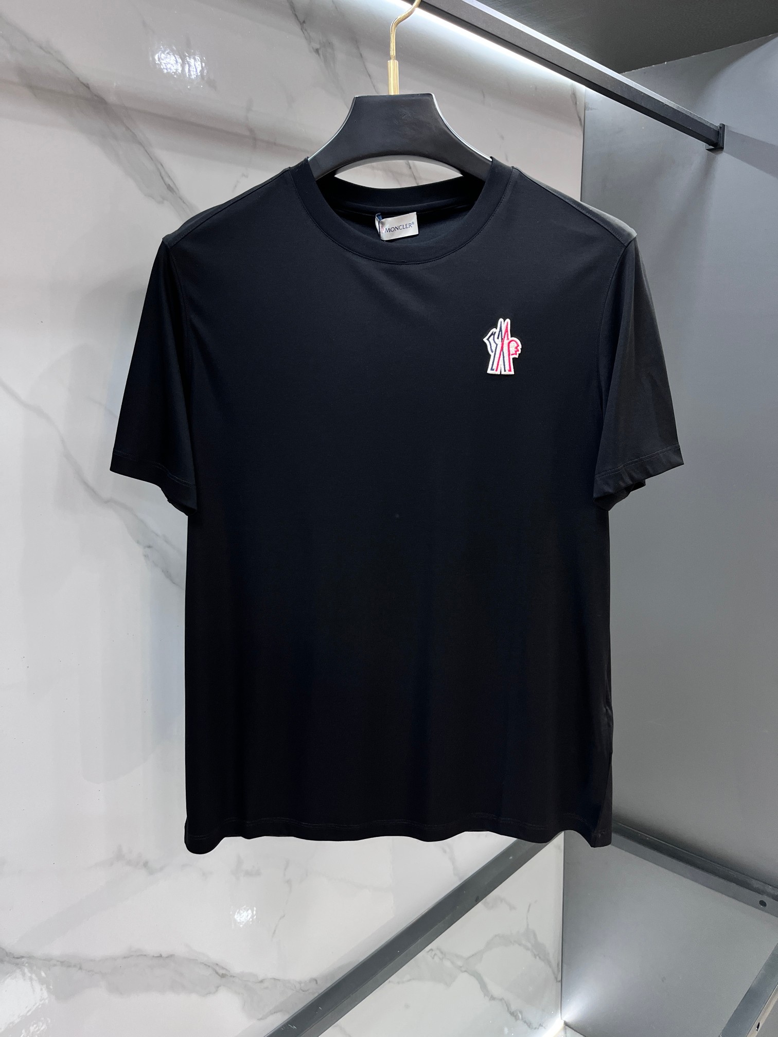 NO:835878,Mengkou 2026ss spring and summer high-quality short-sleeved T-shirt, official website synchronization, high-end quality, customized top mercerized fabric, 1:1 production by top manufacturers, fashionable brand heavy craftsmanship logo design, soft and delicate feel, skin-friendly and comfortable to wear, versatile and casual, the upper body is very good, handsome, a must-have for trendy men. …………………………………………………… SizeM-XXXL,, Moncler, T-shirt, tees, t-shirt,19860909蒙口 2026ss春夏精品短袖T恤 官网同步 高端品质 定制顶级丝光面料,顶级大厂1:1制作,时尚大牌重工艺logo设计,手感柔软细腻 穿着亲肤舒适 百搭休闲 上身非常赞 帅气 潮男必备品 …………………………………………………… SizeM-XXXL,,Moncler,T-shirt,tees，t-shirt,,Men's clothing