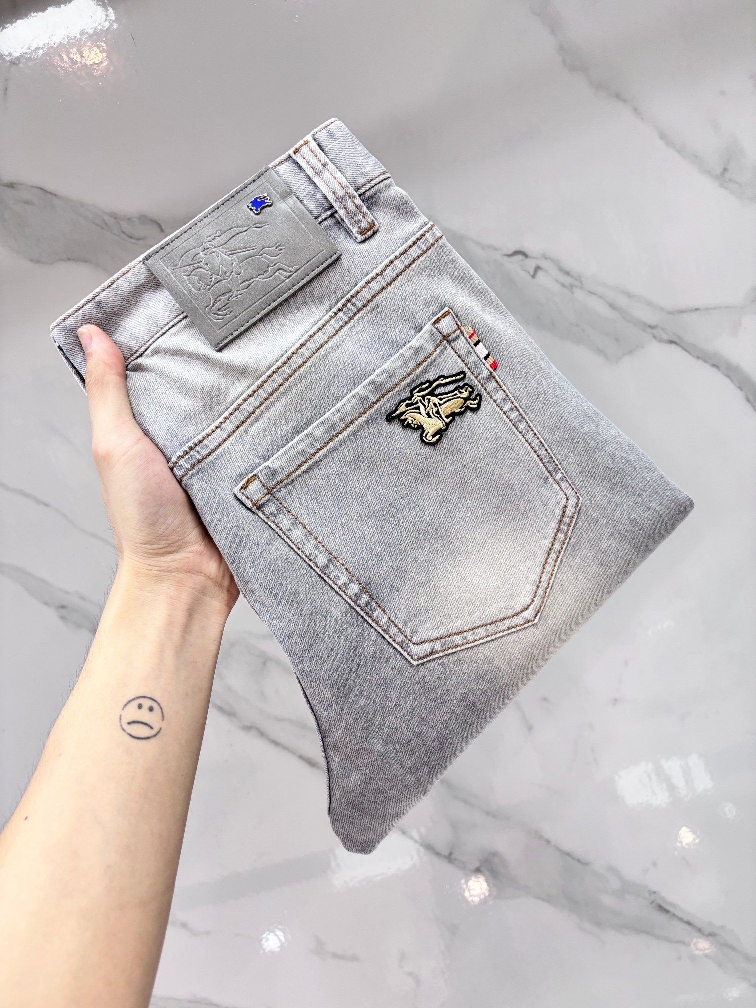 NO:870894,Burberry high-end customization, 2026 early autumn latest jeans, simultaneous sale at the counter, original customization, customer-supplied hardware accessories, original order quality, imported solid color denim elastic fabric, heavy washing, fine workmanship, excellent upper body!  The preferred items are complete with three standards.……………………………………………… Size29-38,,burberry,jeans,19860909巴宝莉 高端定制、2026早秋最新款牛仔裤 柜台同步发售 原版定制 客供五金辅料 原单品质 进口固色牛仔弹力面料 重工洗水 做工走线精细 上身绝佳！优选单品 三标齐全.…………………………………………………… Size29-38,,burberry,jeans,,Men's clothing
