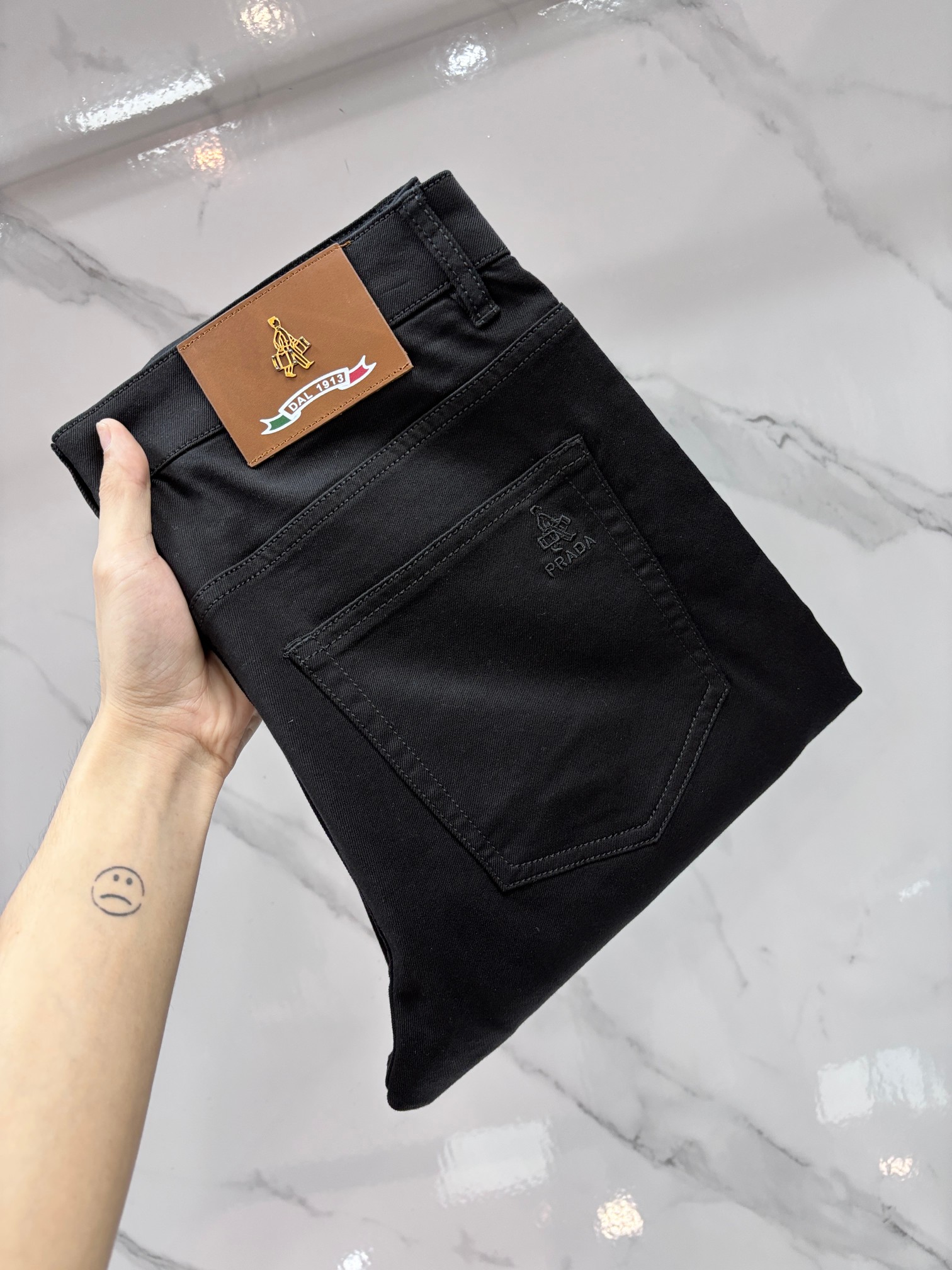 NO:937113,Prada high-end customization, 2026 early autumn latest jeans, simultaneous sale at the counter, original customization, customer-supplied hardware accessories, original order quality, imported solid-color denim elastic fabric, heavy washing, fine workmanship, excellent upper body!  The preferred items are complete in three sizes.……………………………………………………………… Size29-38,, prada, jeans,19860909普拉达 高端定制、2026早秋最新款牛仔裤 柜台同步发售 原版定制 客供五金辅料 原单品质 进口固色牛仔弹力面料 重工洗水 做工走线精细 上身绝佳！优选单品 三标齐全.…………………………………………………… Size29-38,,prada,jeans,,Men's clothing