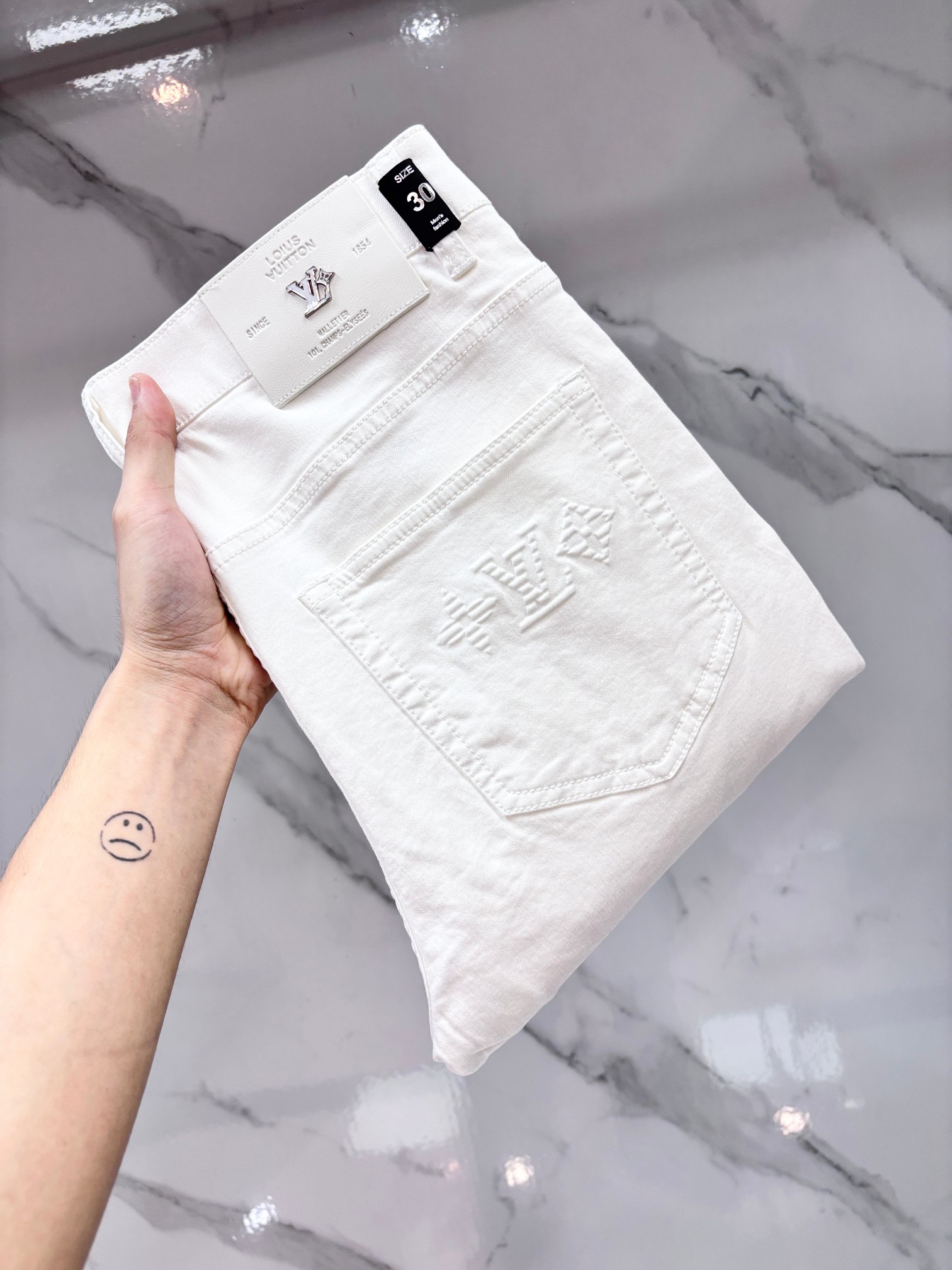NO:846910,Lv high-end customization, 2026 early autumn latest jeans, simultaneous sale at the counter, original customization, customer-supplied hardware accessories, original order quality, imported solid-color denim elastic fabric, heavy washing, fine workmanship and routing, excellent upper body!  The preferred items are complete with three standards.……………………………………………… Size29-38,,louis vuitton,jeans,19860909Lv 高端定制、2026早秋最新款牛仔裤 柜台同步发售 原版定制 客供五金辅料 原单品质 进口固色牛仔弹力面料 重工洗水 做工走线精细 上身绝佳！优选单品 三标齐全.…………………………………………………… Size29-38,,louis vuitton,jeans,,Men's clothing