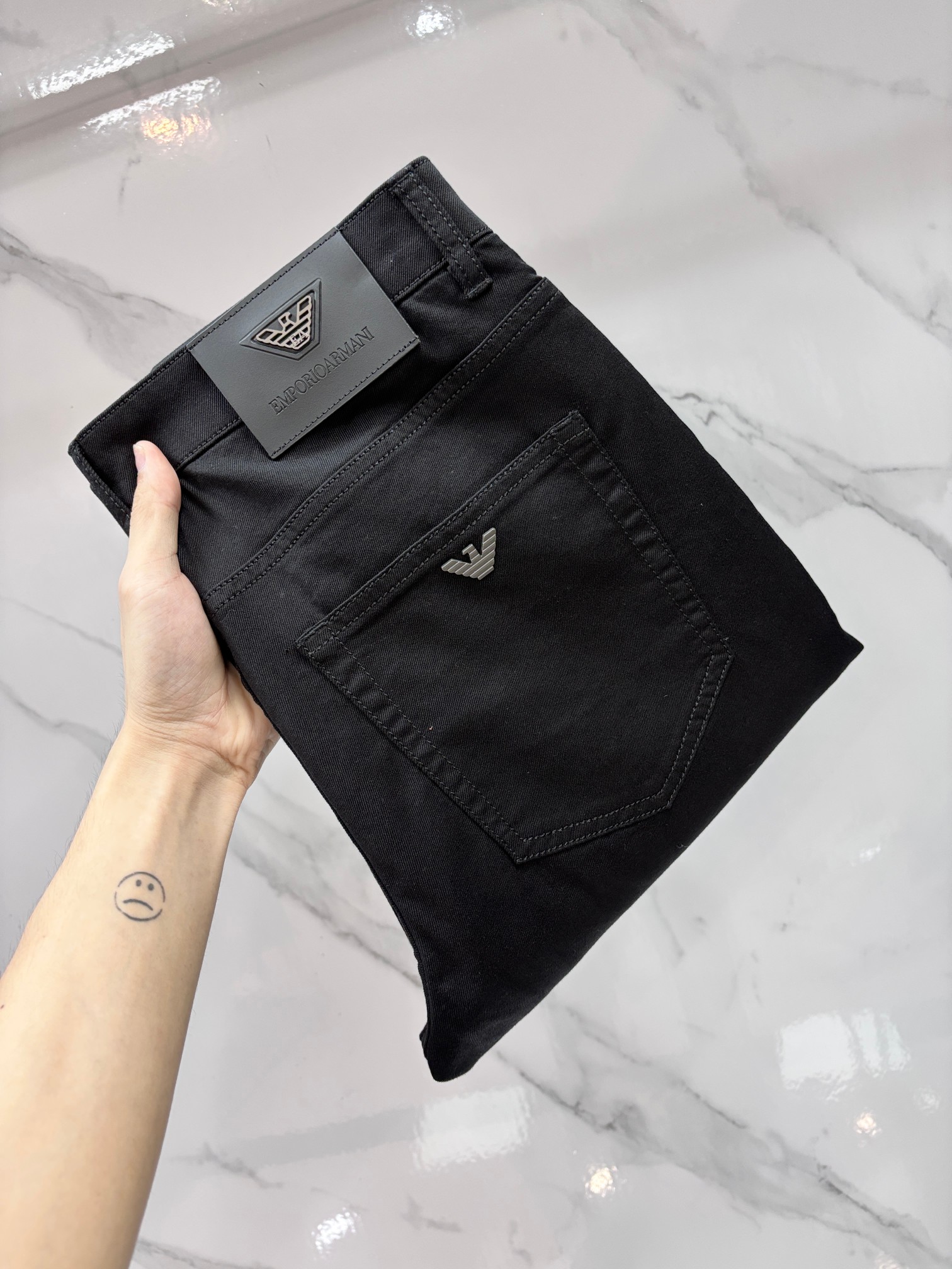 NO:910724,Armani high-end customization, 2026 early autumn latest jeans, simultaneous sale at the counter, original customization, customer-supplied hardware and accessories, original order quality, imported solid color denim elastic fabric, heavy washing, fine workmanship and routing, excellent upper body!  The preferred items are complete in three sizes.…………………………………………………… Size29-38,,armani,jeans,19860909阿玛尼 高端定制、2026早秋最新款牛仔裤 柜台同步发售 原版定制 客供五金辅料 原单品质 进口固色牛仔弹力面料 重工洗水 做工走线精细 上身绝佳！优选单品 三标齐全.…………………………………………………… Size29-38,,armani,jeans,,Men's clothing