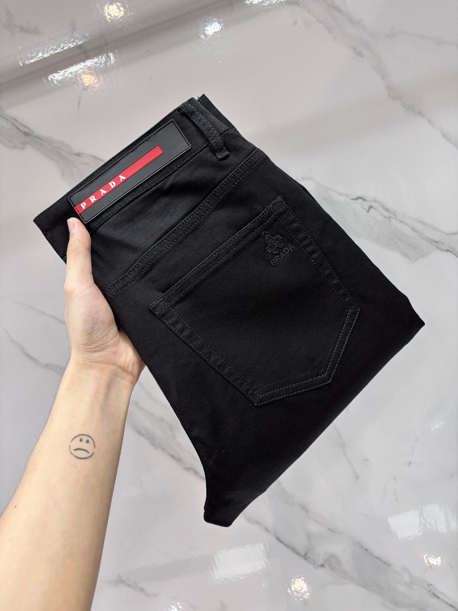 NO:937111,Prada high-end customization, 2026 early autumn latest jeans, simultaneous sale at the counter, original customization, customer-supplied hardware accessories, original order quality, imported solid-color denim elastic fabric, heavy washing, fine workmanship, excellent upper body!  The preferred items are complete in three sizes.……………………………………………………………… Size29-38,, prada, jeans,19860909普拉达 高端定制、2026早秋最新款牛仔裤 柜台同步发售 原版定制 客供五金辅料 原单品质 进口固色牛仔弹力面料 重工洗水 做工走线精细 上身绝佳！优选单品 三标齐全.…………………………………………………… Size29-38,,prada,jeans,,Men's clothing