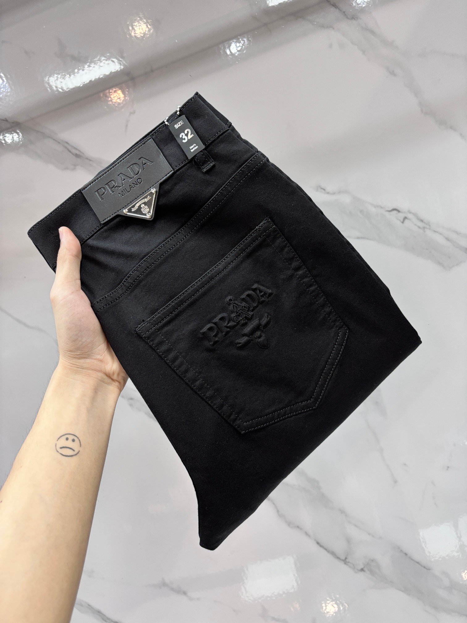 NO:870847,Prada high-end customization, 2026 early autumn latest jeans, simultaneous sale at the counter, original customization, customer-supplied hardware accessories, original order quality, imported solid-color denim elastic fabric, heavy washing, fine workmanship, excellent upper body!  The preferred items are complete in three sizes.……………………………………………………………… Size29-38,, prada, jeans,19860909普拉达 高端定制、2026早秋最新款牛仔裤 柜台同步发售 原版定制 客供五金辅料 原单品质 进口固色牛仔弹力面料 重工洗水 做工走线精细 上身绝佳！优选单品 三标齐全.…………………………………………………… Size29-38,,prada,jeans,,Men's clothing