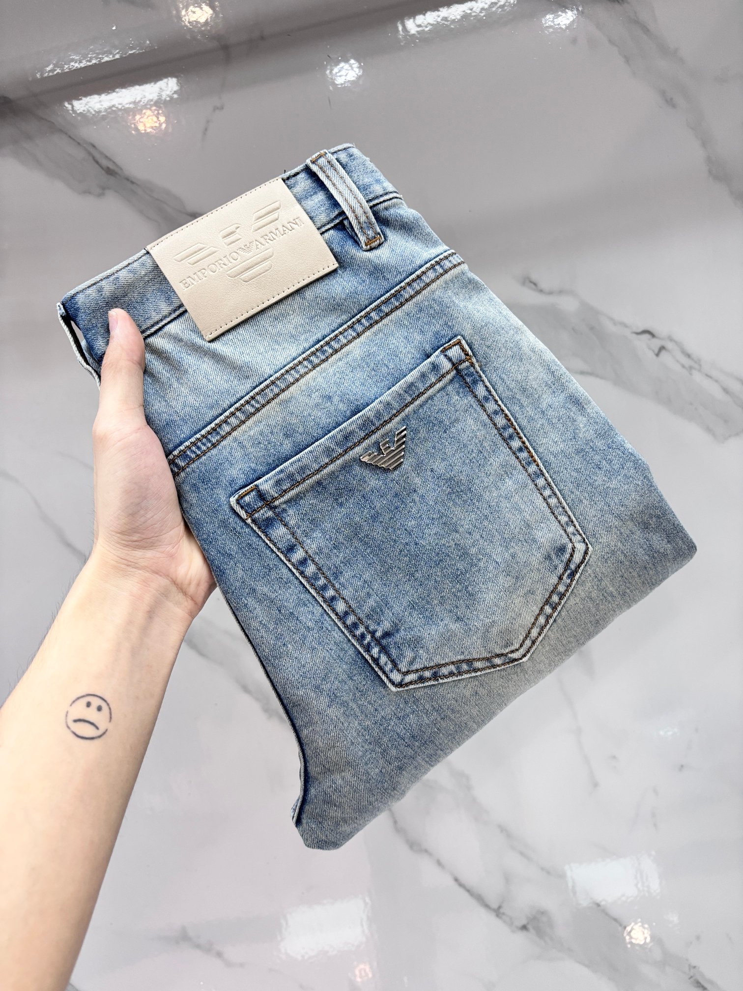 NO:870856,Armani high-end customization, 2026 early autumn latest jeans, simultaneous sale at the counter, original customization, customer-supplied hardware and accessories, original order quality, imported solid color denim elastic fabric, heavy washing, fine workmanship and routing, excellent upper body!  The preferred items are complete in three sizes.…………………………………………………… Size29-38,,armani,jeans,19860909阿玛尼 高端定制、2026早秋最新款牛仔裤 柜台同步发售 原版定制 客供五金辅料 原单品质 进口固色牛仔弹力面料 重工洗水 做工走线精细 上身绝佳！优选单品 三标齐全.…………………………………………………… Size29-38,,armani,jeans,,Men's clothing