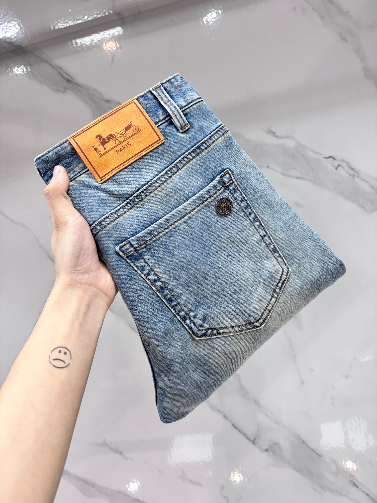 NO:910729,Hermès high-end customization, 2026 early autumn latest jeans, simultaneous sale at the counter, original customization, customer-supplied hardware accessories, original order quality, imported solid-color denim elastic fabric, heavy washing, fine workmanship, excellent upper body!  The preferred items are complete with three standards.…………………………………………………… Size29-38,,hermes,jeans,19860909爱马仕 高端定制、2026早秋最新款牛仔裤 柜台同步发售 原版定制 客供五金辅料 原单品质 进口固色牛仔弹力面料 重工洗水 做工走线精细 上身绝佳！优选单品 三标齐全.…………………………………………………… Size29-38,,hermes,jeans,,Men's clothing