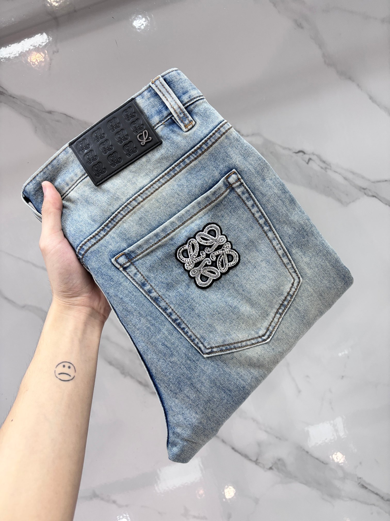 NO:910718,Luo Yiwei high-end customization, 2026 early autumn latest jeans, simultaneous sale at the counter, original customization, customer-supplied hardware accessories, original order quality, imported solid-color denim elastic fabric, heavy washing, fine workmanship, and excellent upper body!  The preferred items are complete with three standards.…………………………………………………… Size29-38,,loewe,jeans,19860909罗意威 高端定制、2026早秋最新款牛仔裤 柜台同步发售 原版定制 客供五金辅料 原单品质 进口固色牛仔弹力面料 重工洗水 做工走线精细 上身绝佳！优选单品 三标齐全.…………………………………………………… Size29-38,,loewe,jeans,,Men's clothing