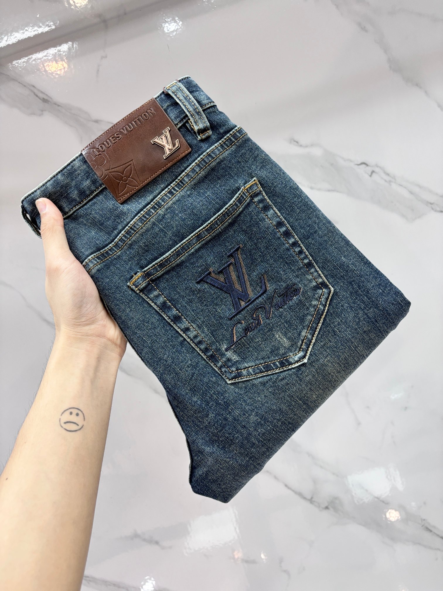 NO:870823,Lv high-end customization, 2026 early autumn latest jeans, simultaneous sale at the counter, original customization, customer-supplied hardware accessories, original order quality, imported solid-color denim elastic fabric, heavy washing, fine workmanship and routing, excellent upper body!  The preferred items are complete with three standards.……………………………………………… Size29-38,,louis vuitton,jeans,19860909Lv 高端定制、2026早秋最新款牛仔裤 柜台同步发售 原版定制 客供五金辅料 原单品质 进口固色牛仔弹力面料 重工洗水 做工走线精细 上身绝佳！优选单品 三标齐全.…………………………………………………… Size29-38,,louis vuitton,jeans,,Men's clothing