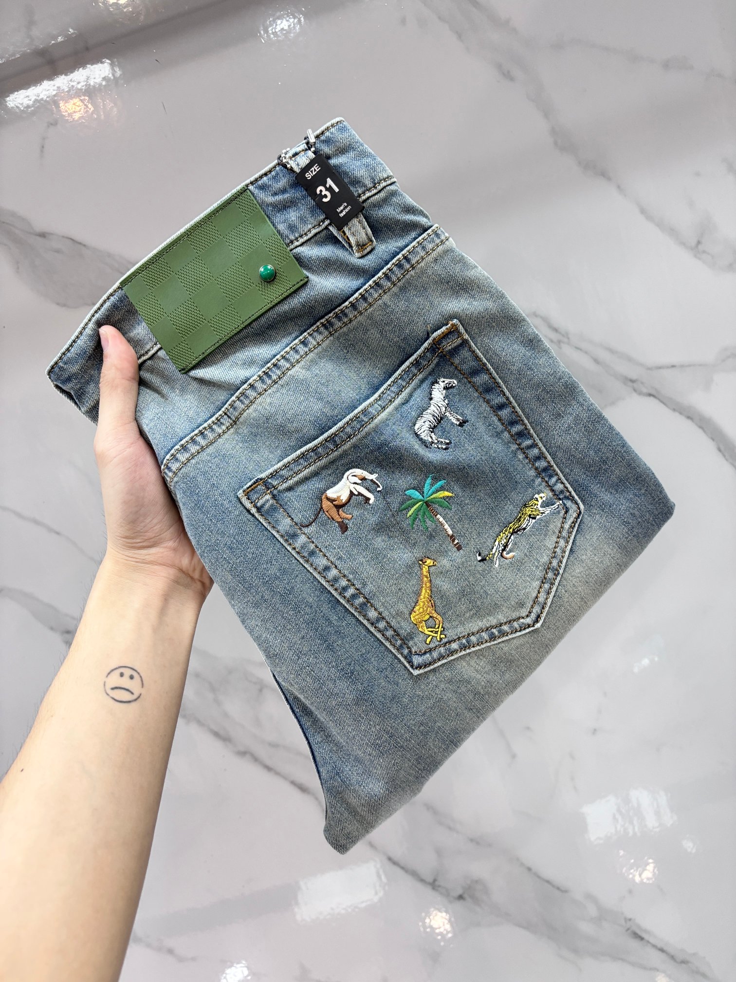 NO:860255,Lv high-end customization, 2026 early autumn latest jeans, simultaneous sale at the counter, original customization, customer-supplied hardware accessories, original order quality, imported solid-color denim elastic fabric, heavy washing, fine workmanship and routing, excellent upper body!  The preferred items are complete with three standards.……………………………………………… Size29-38,,louis vuitton,jeans,19860909Lv 高端定制、2026早秋最新款牛仔裤 柜台同步发售 原版定制 客供五金辅料 原单品质 进口固色牛仔弹力面料 重工洗水 做工走线精细 上身绝佳！优选单品 三标齐全.…………………………………………………… Size29-38,,louis vuitton,jeans,,Men's clothing