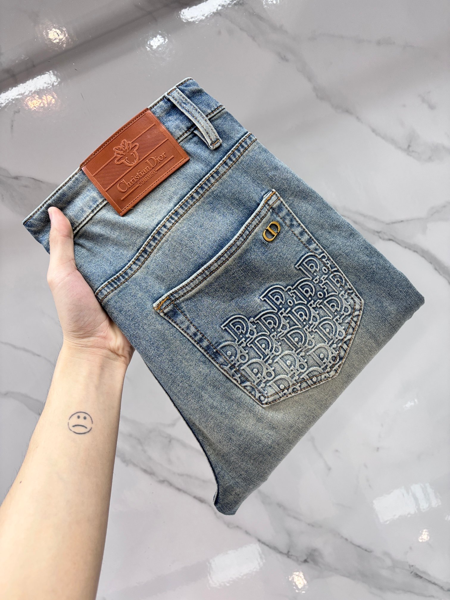 NO:937128,Dior high-end customization, 2026 early autumn latest jeans, simultaneous sale at the counter, original customization, customer-supplied hardware accessories, original order quality, imported solid color denim elastic fabric, heavy washing, fine workmanship, excellent upper body!  The preferred items are complete in three sizes.……………………………………………………………… Size29-38, dior, jeans,19860909迪奥 高端定制、2026早秋最新款牛仔裤 柜台同步发售 原版定制 客供五金辅料 原单品质 进口固色牛仔弹力面料 重工洗水 做工走线精细 上身绝佳！优选单品 三标齐全.…………………………………………………… Size29-38,,dior,jeans,,Men's clothing