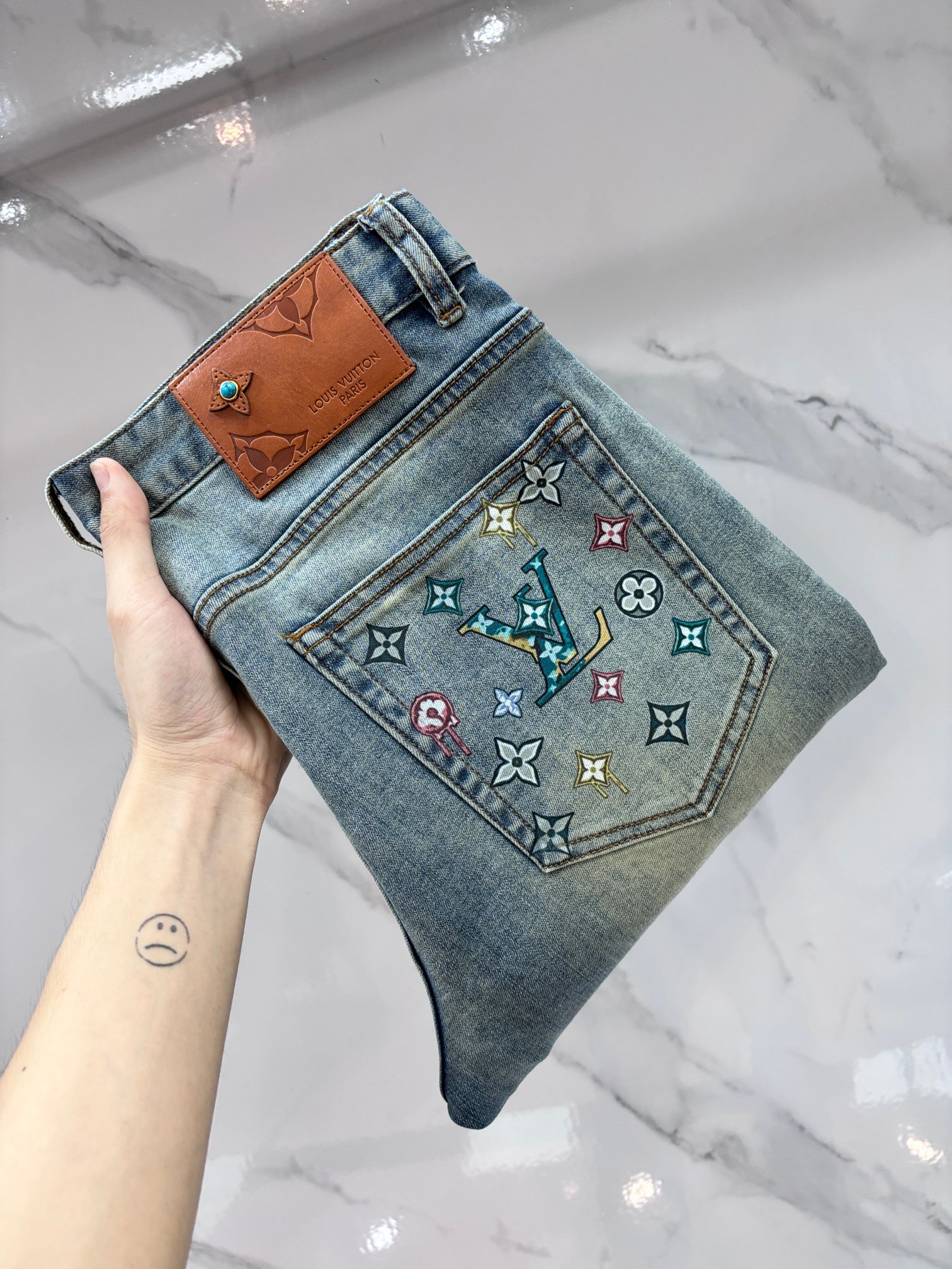 NO:839165,Lv high-end customization, 2026 early autumn latest jeans, simultaneous sale at the counter, original customization, customer-supplied hardware accessories, original order quality, imported solid-color denim elastic fabric, heavy washing, fine workmanship and routing, excellent upper body!  The preferred items are complete with three standards.……………………………………………… Size29-38,,louis vuitton,jeans,19860909Lv 高端定制、2026早秋最新款牛仔裤 柜台同步发售 原版定制 客供五金辅料 原单品质 进口固色牛仔弹力面料 重工洗水 做工走线精细 上身绝佳！优选单品 三标齐全.…………………………………………………… Size29-38,,louis vuitton,jeans,,Men's clothing