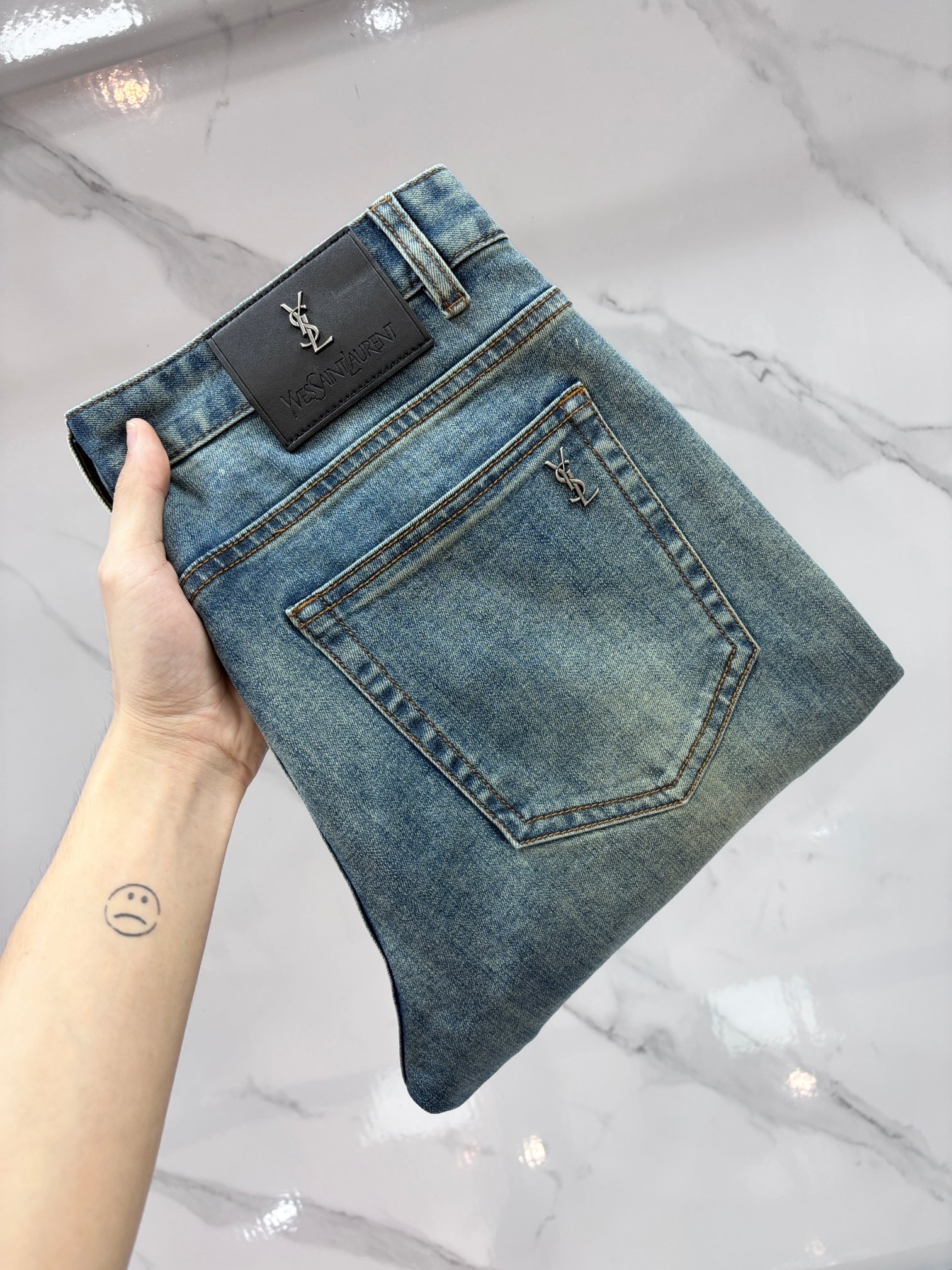 NO:870831,Yves Saint Laurent's high-end customization, 2026 early autumn latest jeans, simultaneous sale at the counter, original customization, customer-supplied hardware and accessories, original order quality, imported solid color denim elastic fabric, heavy washing, fine workmanship, excellent upper body!  The preferred items are complete in three sizes.…………………………………………………… Size29-38,,saint laurent,jeans,19860909圣罗兰 高端定制、2026早秋最新款牛仔裤 柜台同步发售 原版定制 客供五金辅料 原单品质 进口固色牛仔弹力面料 重工洗水 做工走线精细 上身绝佳！优选单品 三标齐全.…………………………………………………… Size29-38,,saint laurent,jeans,,Men's clothing