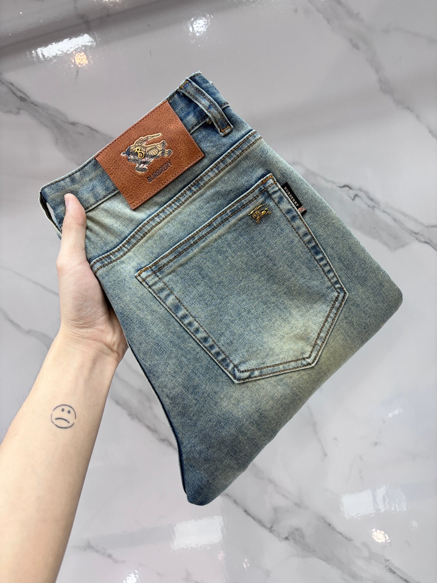 NO:846918,Burberry high-end customization, 2026 early autumn latest jeans, simultaneous sale at the counter, original customization, customer-supplied hardware accessories, original order quality, imported solid color denim elastic fabric, heavy washing, fine workmanship, excellent upper body!  The preferred items are complete with three standards.……………………………………………… Size29-38,,burberry,jeans,19860909巴宝莉 高端定制、2026早秋最新款牛仔裤 柜台同步发售 原版定制 客供五金辅料 原单品质 进口固色牛仔弹力面料 重工洗水 做工走线精细 上身绝佳！优选单品 三标齐全.…………………………………………………… Size29-38,,burberry,jeans,,Men's clothing
