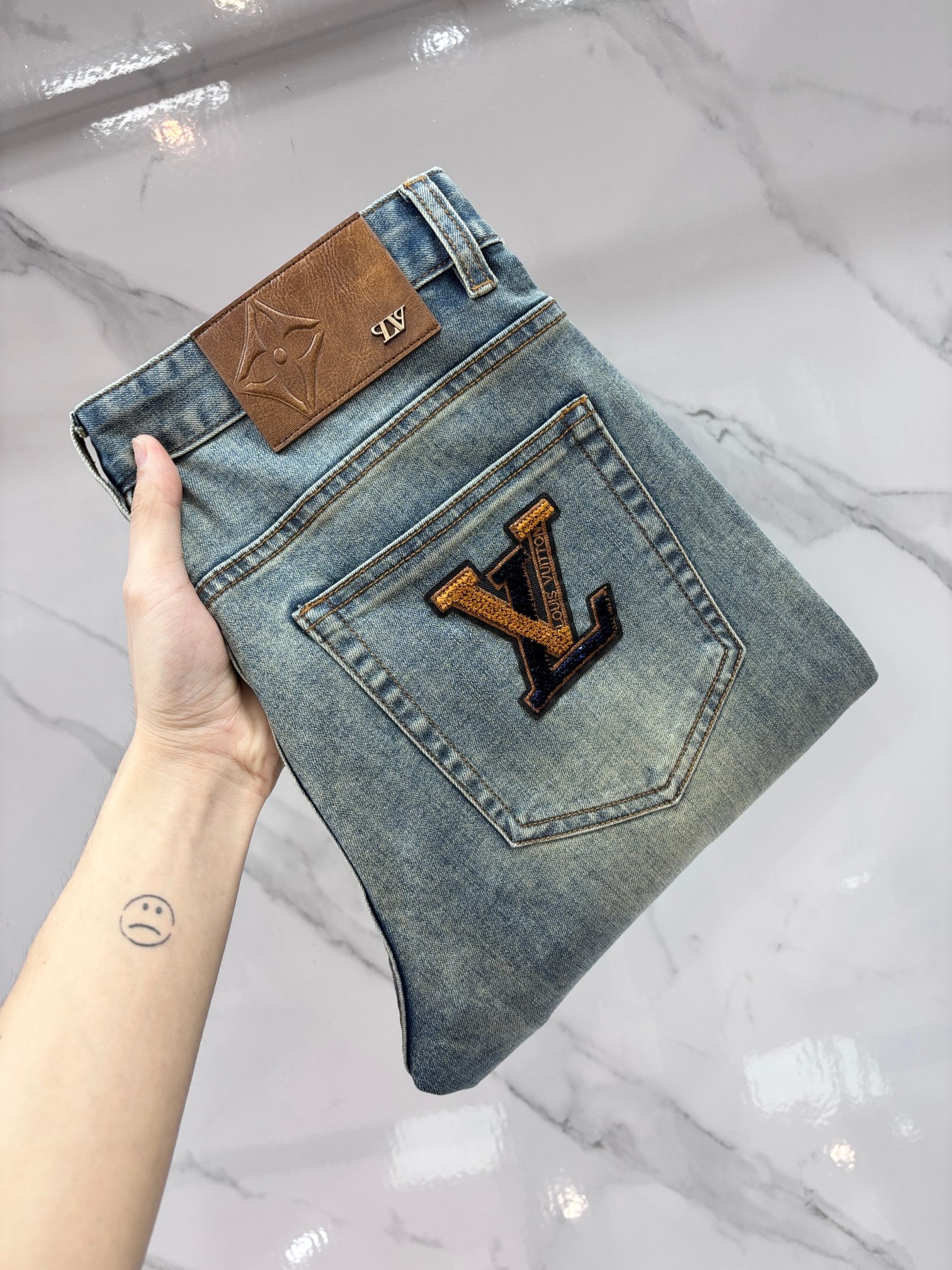 NO:910712,Lv high-end customization, 2026 early autumn latest jeans, simultaneous sale at the counter, original customization, customer-supplied hardware accessories, original order quality, imported solid-color denim elastic fabric, heavy washing, fine workmanship and routing, excellent upper body!  The preferred items are complete with three standards.…………………………………………………… Size29-38,,louis vuitton,jeans,19860909Lv 高端定制、2026早秋最新款牛仔裤 柜台同步发售 原版定制 客供五金辅料 原单品质 进口固色牛仔弹力面料 重工洗水 做工走线精细 上身绝佳！优选单品 三标齐全.…………………………………………………… Size29-38,,louis vuitton,jeans,,Men's clothing