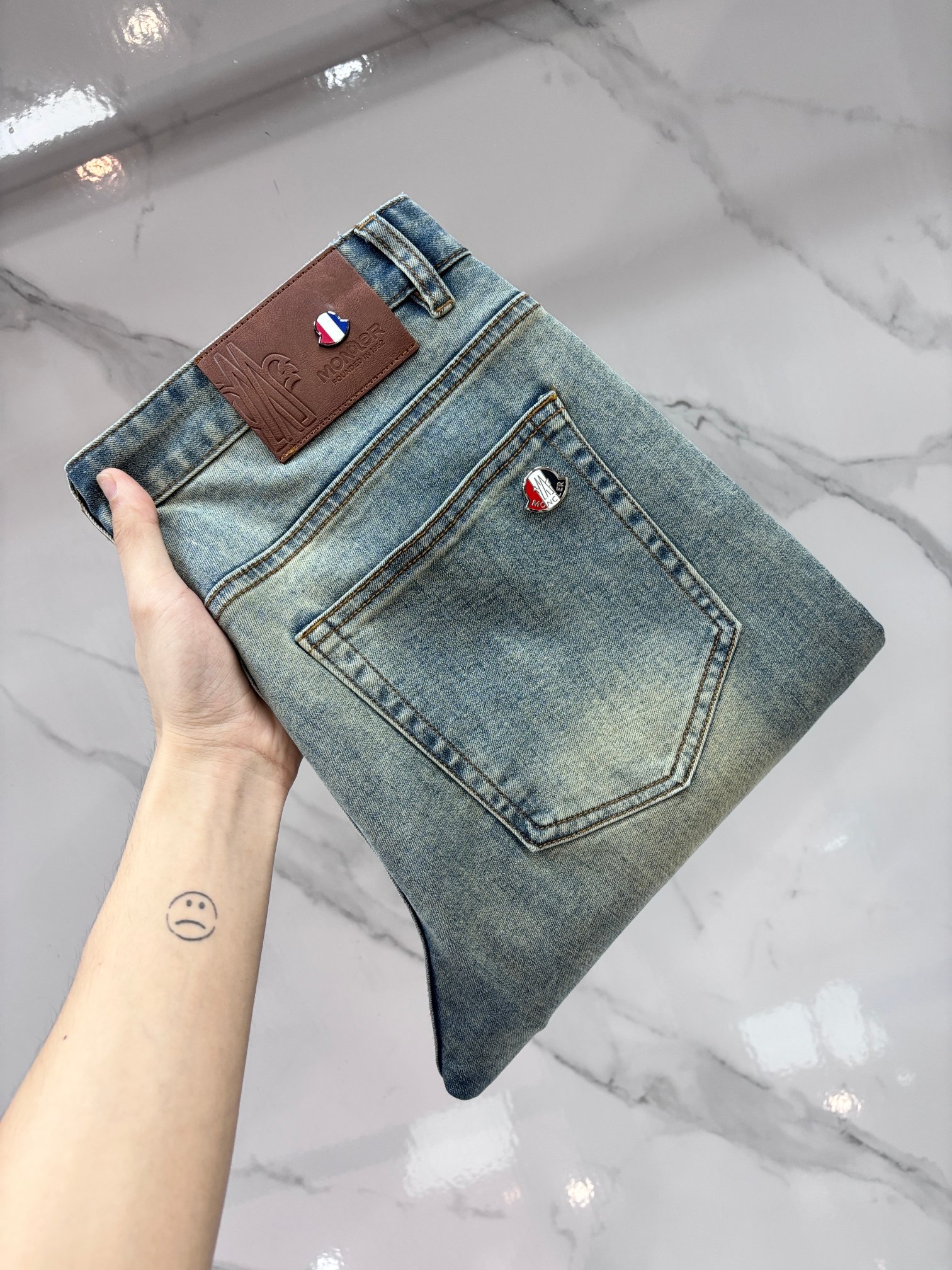 NO:870839,Mengkou, high-end customization, 2026 early autumn latest jeans, simultaneous sale at the counter, original customization, customer-supplied hardware accessories, original order quality, imported solid color denim elastic fabric, heavy washing, fine workmanship, excellent upper body!  The preferred items are complete with three standards.…………………………………………………… Size29-38,,Moncler,jeans,19860909蒙口 高端定制、2026早秋最新款牛仔裤 柜台同步发售 原版定制 客供五金辅料 原单品质 进口固色牛仔弹力面料 重工洗水 做工走线精细 上身绝佳！优选单品 三标齐全.…………………………………………………… Size29-38,,Moncler,jeans,,Men's clothing