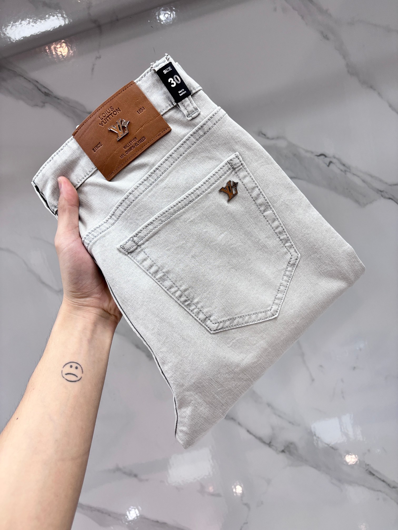 NO:846914,Lv high-end customization, 2026 early autumn latest jeans, simultaneous sale at the counter, original customization, customer-supplied hardware accessories, original order quality, imported solid-color denim elastic fabric, heavy washing, fine workmanship and routing, excellent upper body!  The preferred items are complete with three standards.……………………………………………… Size29-38,,louis vuitton,jeans,19860909Lv 高端定制、2026早秋最新款牛仔裤 柜台同步发售 原版定制 客供五金辅料 原单品质 进口固色牛仔弹力面料 重工洗水 做工走线精细 上身绝佳！优选单品 三标齐全.…………………………………………………… Size29-38,,louis vuitton,jeans,,Men's clothing