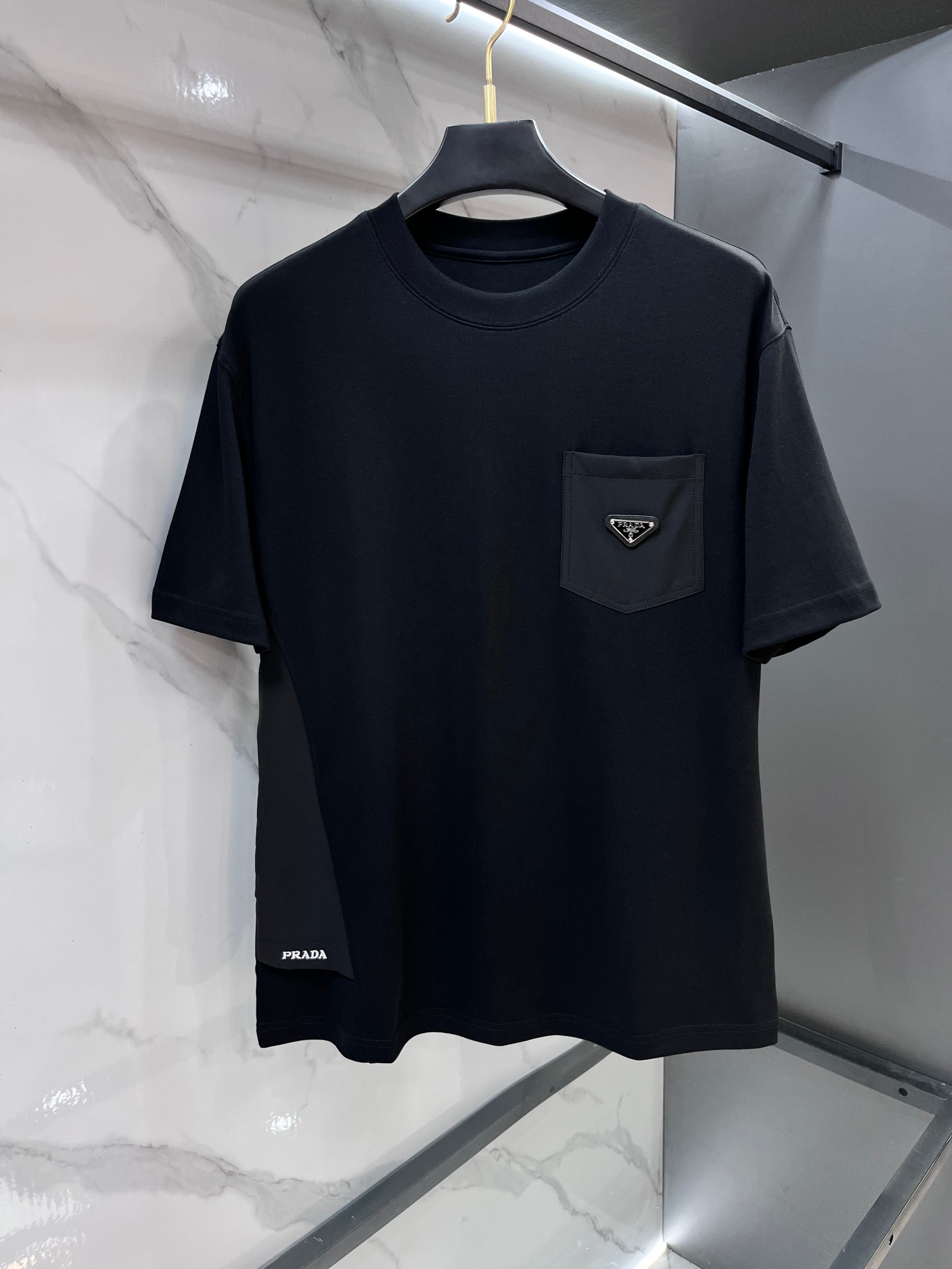 NO:931250,Prada 2026 spring and summer counter new style, simple short sleeves with logo badge, double yarn pure cotton fabric, diversified matching, catering to the current innovative trend of fashion cutting-edge, collision of retro and modern elements, extreme violent aesthetics. Fashion matching, three standards complete!  ……………………………………………………………… SizeM-XXXL,,prada,T-shirt,19860909普拉达 2026春夏专柜新款,logo徽章简约短袖 双纱纯棉面料 多元化搭配 迎合眼下时尚前沿的创新趋势 复古与现代化元素的碰撞 极端的暴力美学.时尚搭配 三标齐全！…………………………………………………… SizeM-XXXL,,prada,T-shirt,,Men's clothing