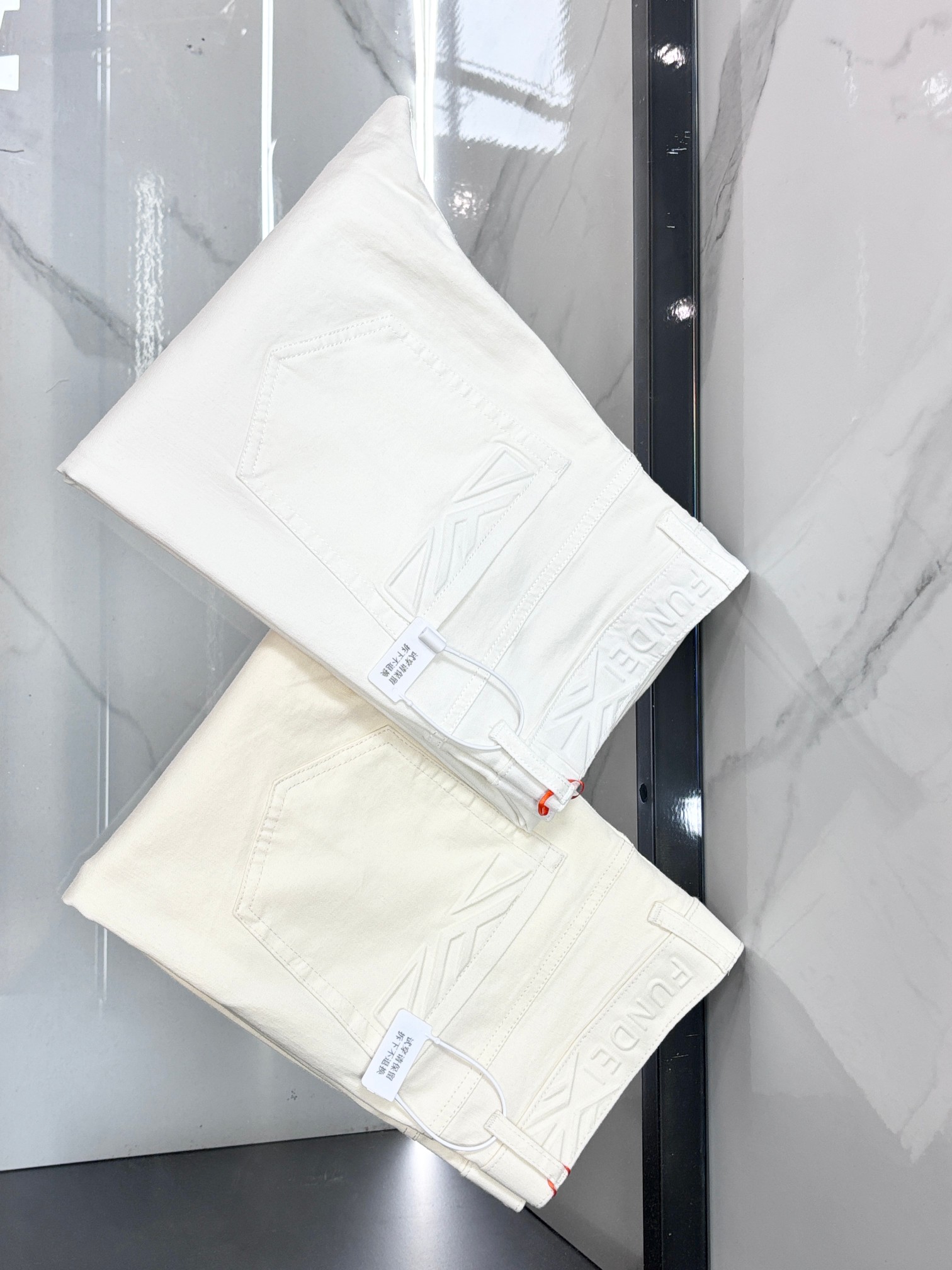 NO:837217,Fendi high-end customization, 2026 early autumn latest jeans, simultaneous sale at the counter, original customization, customer-supplied hardware accessories, original order quality, imported solid-color denim elastic fabric, heavy washing, fine workmanship, excellent upper body!  The preferred items are complete with three standards.…………………………………………………… Size29-38,, fendi, jeans,19860909芬迪 高端定制、2026早秋最新款牛仔裤 柜台同步发售 原版定制 客供五金辅料 原单品质 进口固色牛仔弹力面料 重工洗水 做工走线精细 上身绝佳！优选单品 三标齐全.…………………………………………………… Size29-38,,fendi,jeans,,Men's clothing
