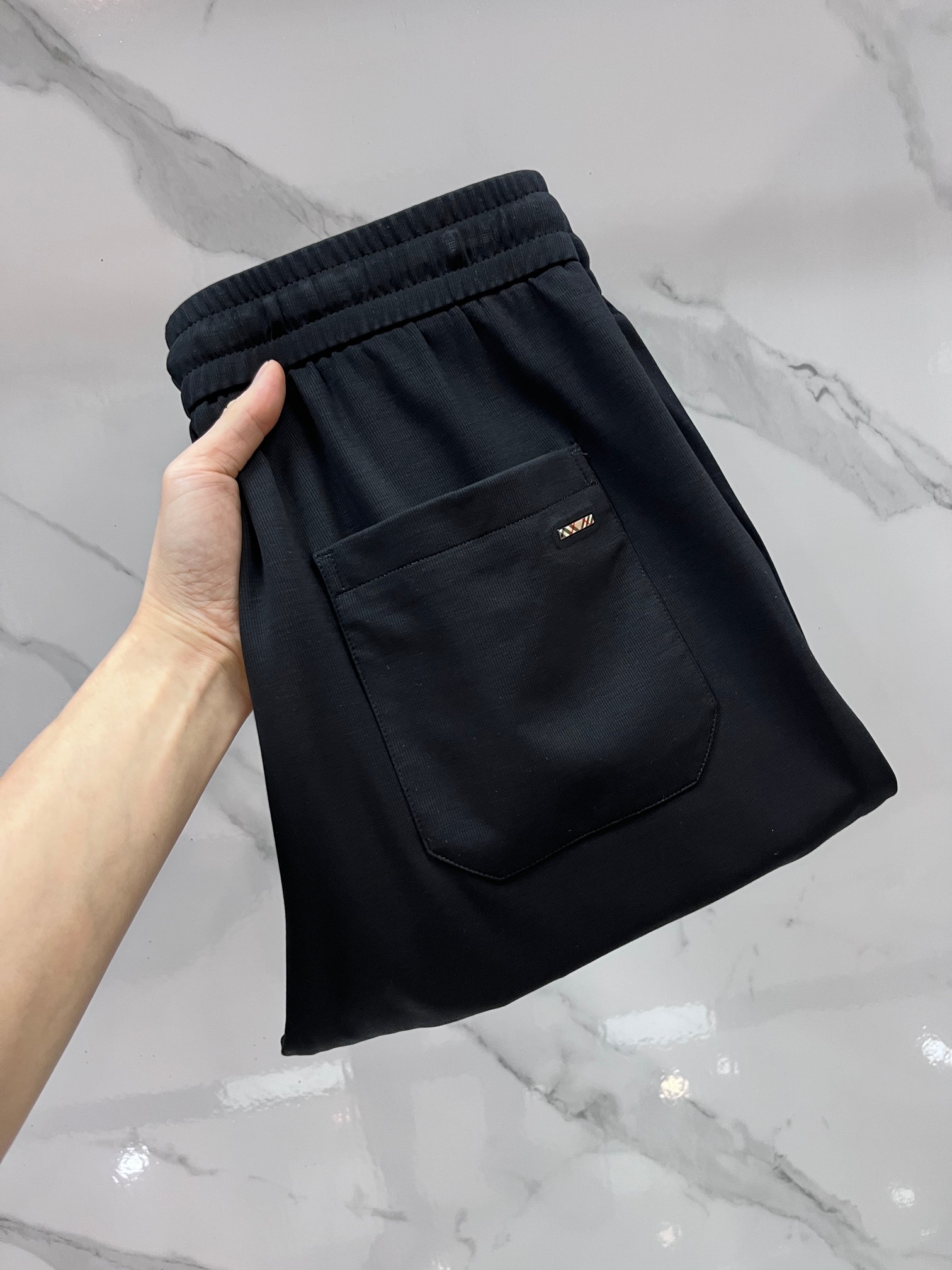 NO:846908,Burberry's new products are on the market simultaneously. High-quality fashionable casual pants made from original orders. Super versatile. Exclusively customized fabrics, with a delicate and soft feel, comfortable close-fitting, and a super stylish upper body! Original customized latest hardware accessories. Super beautiful shape, upper body and slender legs. The lining and wiring are impeccable. You can attend any occasion.…………………………………………………… SizeM-XXXL,, burberry,19860909巴宝莉 新品同步上市.原单订制高品质时尚休闲裤.超级百搭款.独家定制面料,手感细腻柔软,贴身舒适,上身超有型！原版定制最新五金辅料.超靓版型、上身显腿修长,內里,走线都无可挑剔,任何场合都可出席,…………………………………………………… SizeM-XXXL,,burberry,,Men's clothing