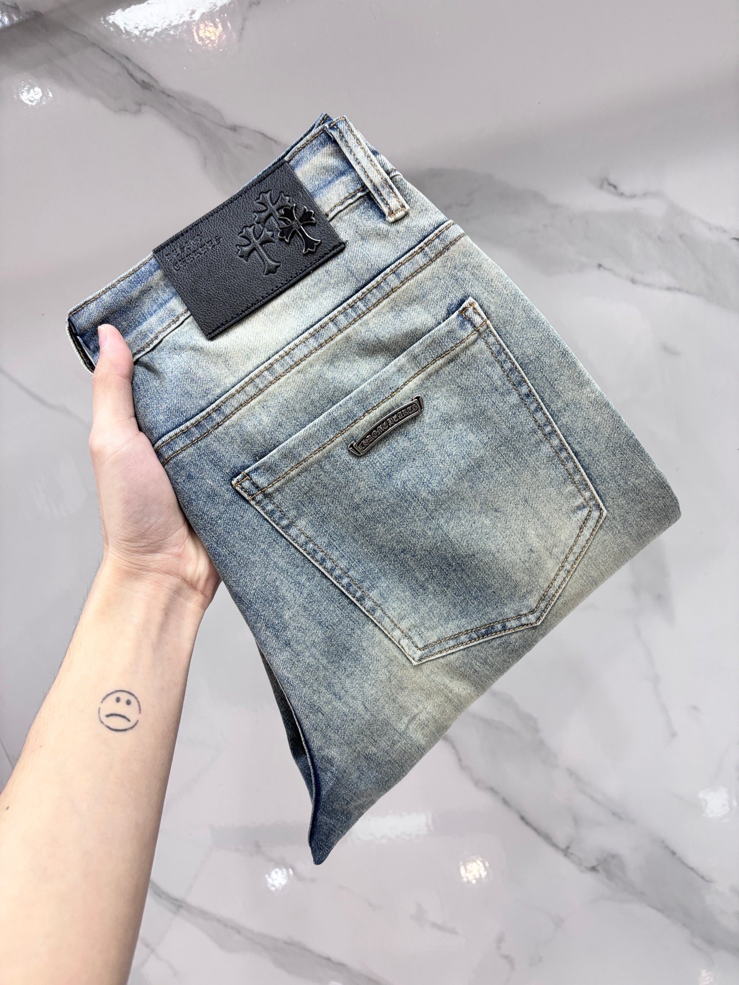 NO:835883,Croxin high-end customization, 2026 early autumn latest jeans, simultaneous sale at the counter, original customization, customer-supplied hardware accessories, original order quality, imported solid-color denim elastic fabric, heavy washing, fine workmanship and routing, excellent upper body!  The preferred items are complete with three standards.…………………………………………………… Size29-38,,chrome hearts,jeans,19860909克罗心 高端定制、2026早秋最新款牛仔裤 柜台同步发售 原版定制 客供五金辅料 原单品质 进口固色牛仔弹力面料 重工洗水 做工走线精细 上身绝佳！优选单品 三标齐全.…………………………………………………… Size29-38,,chrome hearts,jeans,,Men's clothing