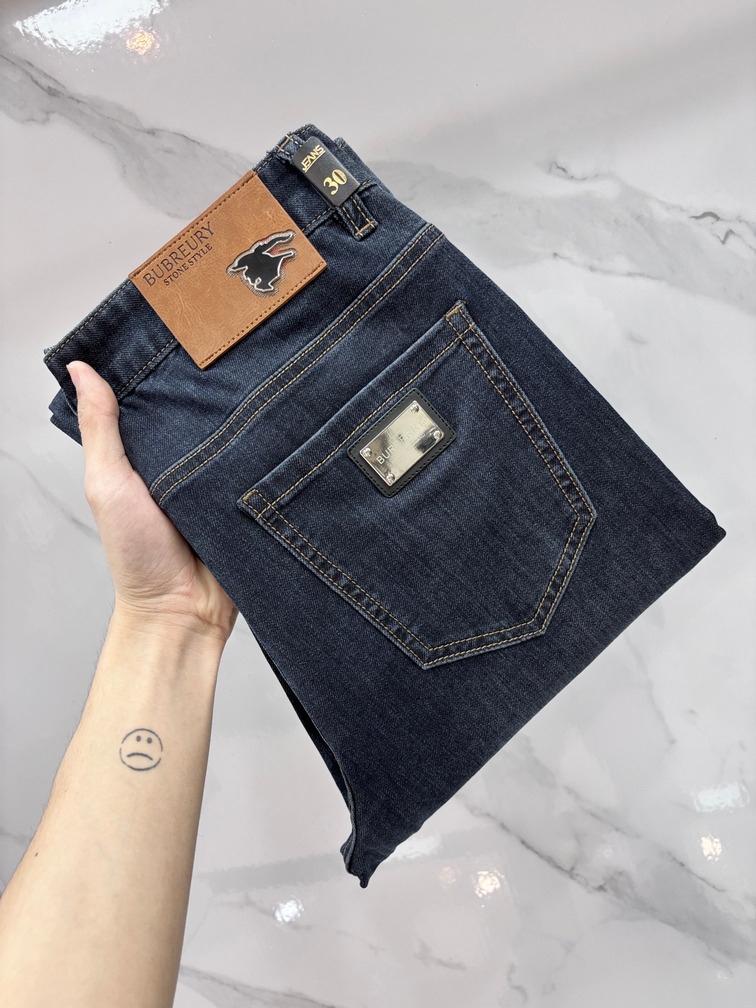 NO:910706,Burberry high-end customization, 2026 early autumn latest jeans, simultaneous sale at the counter, original customization, customer-supplied hardware accessories, original order quality, imported solid color denim elastic fabric, heavy washing, fine workmanship, excellent upper body!  The preferred items are complete with three standards.……………………………………………… Size29-38,,burberry,jeans,19860909巴宝莉 高端定制、2026早秋最新款牛仔裤 柜台同步发售 原版定制 客供五金辅料 原单品质 进口固色牛仔弹力面料 重工洗水 做工走线精细 上身绝佳！优选单品 三标齐全.…………………………………………………… Size29-38,,burberry,jeans,,Men's clothing