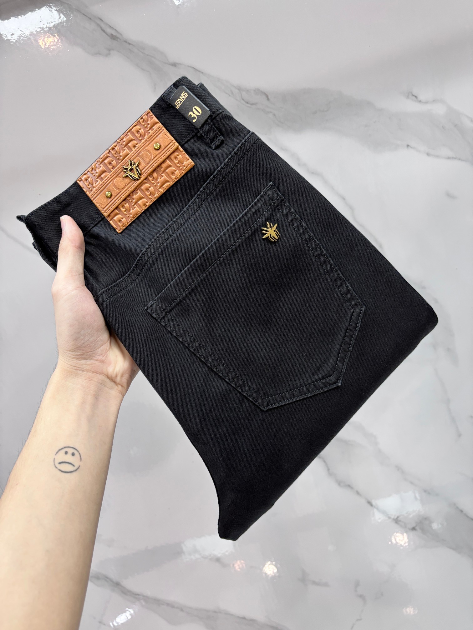 NO:846916,Dior high-end customization, 2026 early autumn latest jeans, simultaneous sale at the counter, original customization, customer-supplied hardware accessories, original order quality, imported solid-color denim elastic fabric, heavy washing, fine workmanship, excellent upper body!  The preferred items are complete in three sizes.…………………………………………………… Size29-38, dior, jeans,19860909迪奥 高端定制、2026早秋最新款牛仔裤 柜台同步发售 原版定制 客供五金辅料 原单品质 进口固色牛仔弹力面料 重工洗水 做工走线精细 上身绝佳！优选单品 三标齐全.…………………………………………………… Size29-38,,dior,jeans,,Men's clothing