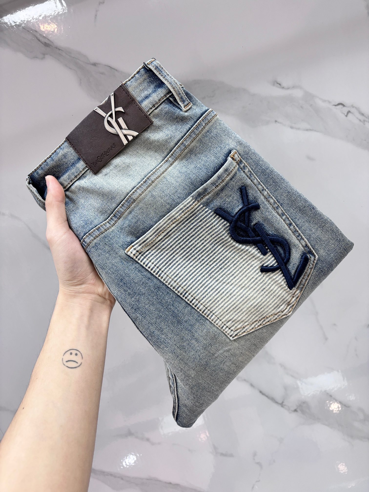 NO:910701,Yves Saint Laurent's high-end customization, 2026 early autumn latest jeans, simultaneous sale at the counter, original customization, customer-supplied hardware and accessories, original order quality, imported solid color denim elastic fabric, heavy washing, fine workmanship, excellent upper body!  The preferred items are complete in three sizes.…………………………………………………… Size29-38,,saint laurent,jeans,19860909圣罗兰 高端定制、2026早秋最新款牛仔裤 柜台同步发售 原版定制 客供五金辅料 原单品质 进口固色牛仔弹力面料 重工洗水 做工走线精细 上身绝佳！优选单品 三标齐全.…………………………………………………… Size29-38,,saint laurent,jeans,,Men's clothing