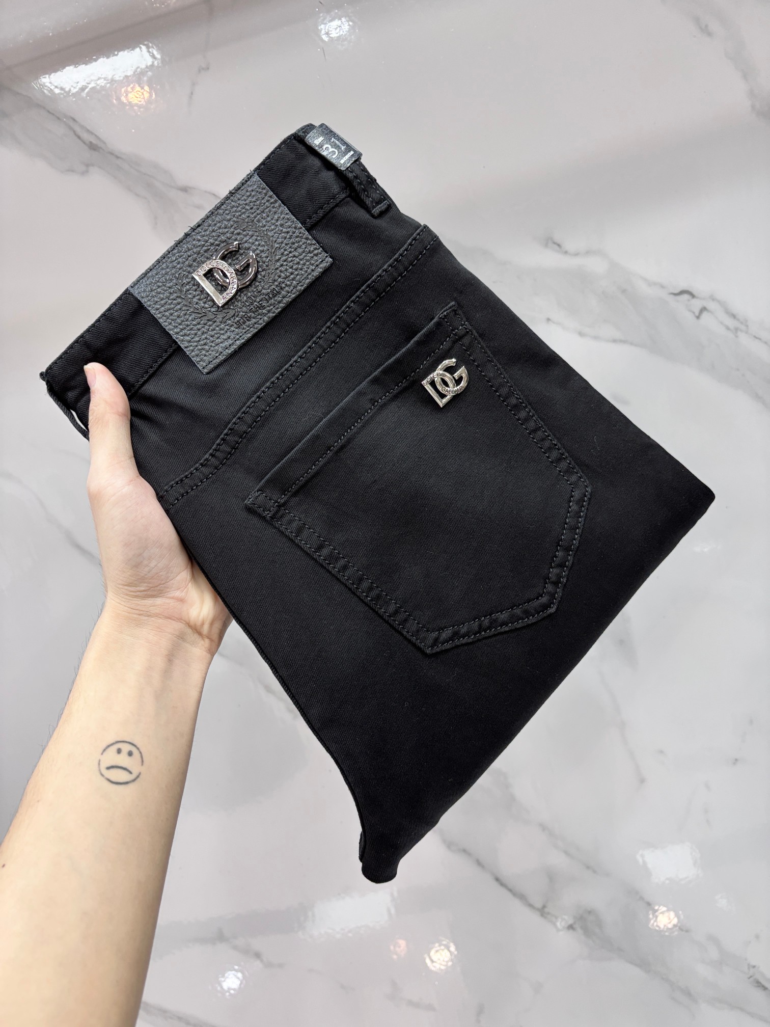 NO:937115,DG high-end customization, 2026 early autumn latest jeans, simultaneous sale at the counter, original customization, customer-supplied hardware accessories, original order quality, imported solid color denim elastic fabric, heavy washing, fine workmanship and fine line routing, excellent upper body!  The preferred items are complete with three standards.…………………………………………………… Size29-38,,jeans,19860909DG 高端定制、2026早秋最新款牛仔裤 柜台同步发售 原版定制 客供五金辅料 原单品质 进口固色牛仔弹力面料 重工洗水 做工走线精细 上身绝佳！优选单品 三标齐全.…………………………………………………… Size29-38,,jeans,,Men's clothing