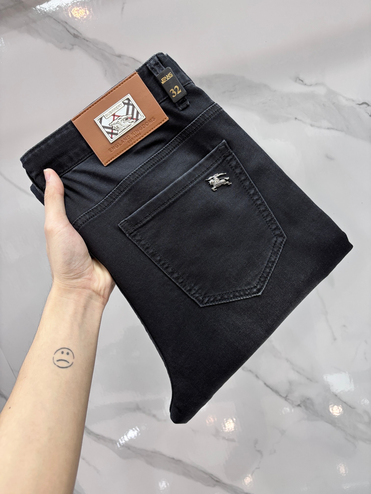NO:846906,Burberry high-end customization, 2026 early autumn latest jeans, simultaneous sale at the counter, original customization, customer-supplied hardware accessories, original order quality, imported solid color denim elastic fabric, heavy washing, fine workmanship, excellent upper body!  The preferred items are complete with three standards.……………………………………………… Size29-38,,burberry,jeans,19860909巴宝莉 高端定制、2026早秋最新款牛仔裤 柜台同步发售 原版定制 客供五金辅料 原单品质 进口固色牛仔弹力面料 重工洗水 做工走线精细 上身绝佳！优选单品 三标齐全.…………………………………………………… Size29-38,,burberry,jeans,,Men's clothing