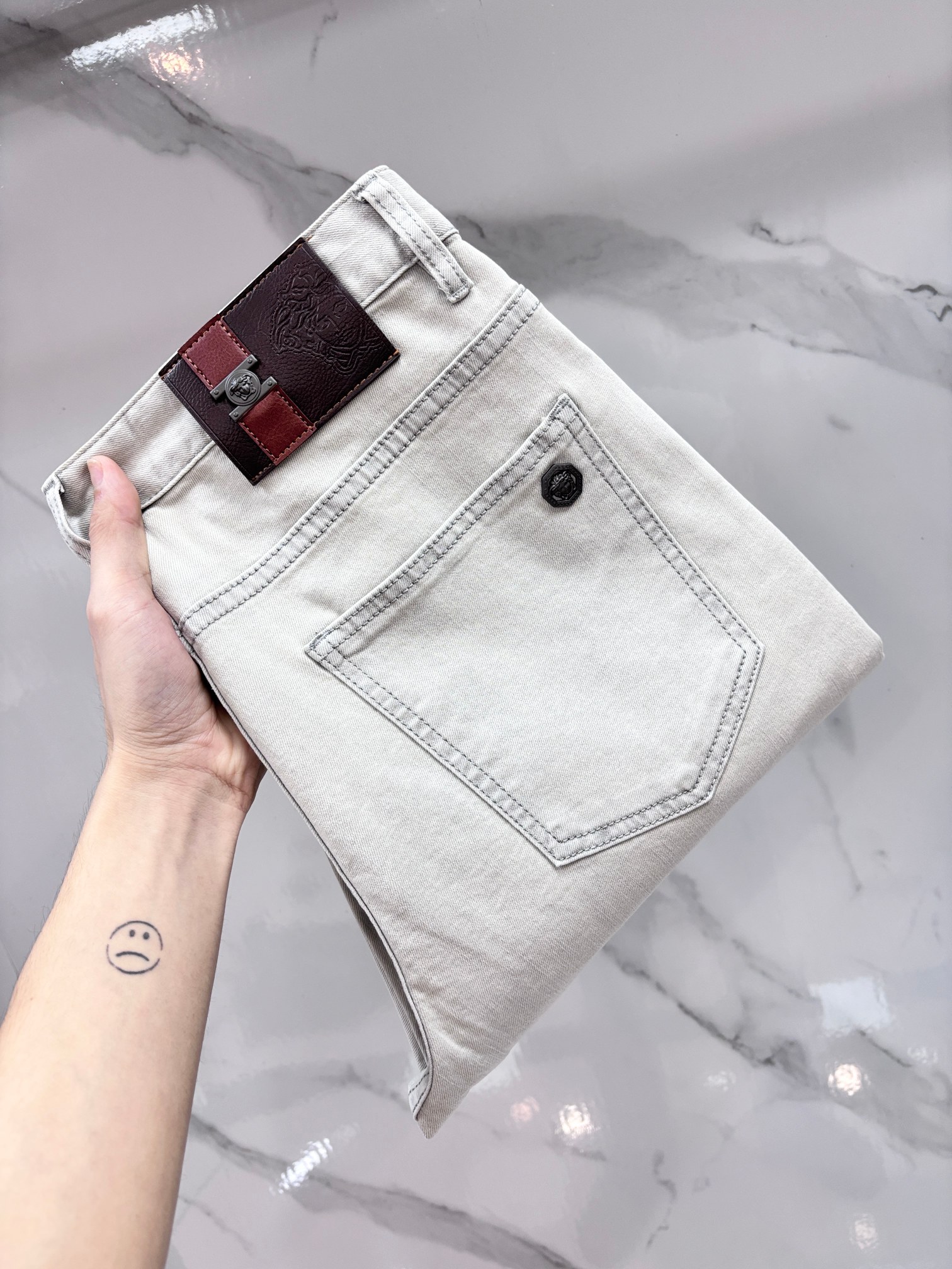 NO:846904,Versace high-end customization, 2026 early autumn latest jeans, simultaneous sale at the counter, original customization, customer-supplied hardware accessories, original order quality, imported solid-color denim elastic fabric, heavy washing, fine workmanship, excellent upper body!  The preferred items are complete with three standards.……………………………………………… Size29-38,,versace,jeans,19860909范思哲 高端定制、2026早秋最新款牛仔裤 柜台同步发售 原版定制 客供五金辅料 原单品质 进口固色牛仔弹力面料 重工洗水 做工走线精细 上身绝佳！优选单品 三标齐全.…………………………………………………… Size29-38,,versace,jeans,,Men's clothing