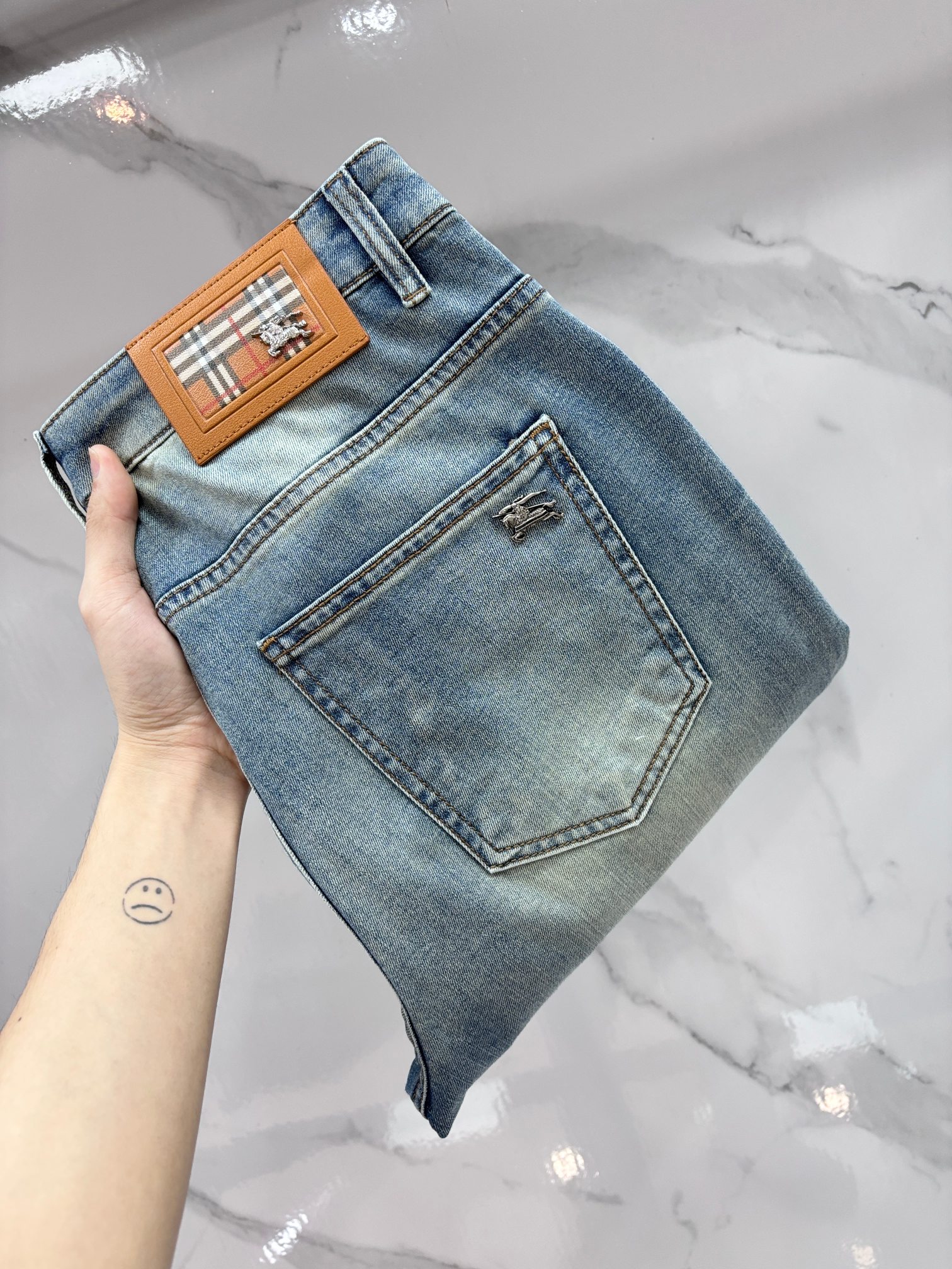 NO:837269,Burberry high-end customization, 2026 early autumn latest jeans, simultaneous sale at the counter, original customization, customer-supplied hardware accessories, original order quality, imported solid color denim elastic fabric, heavy washing, fine workmanship, excellent upper body!  The preferred items are complete with three standards.……………………………………………… Size29-38,,burberry,jeans,19860909巴宝莉 高端定制、2026早秋最新款牛仔裤 柜台同步发售 原版定制 客供五金辅料 原单品质 进口固色牛仔弹力面料 重工洗水 做工走线精细 上身绝佳！优选单品 三标齐全.…………………………………………………… Size29-38,,burberry,jeans,,Men's clothing