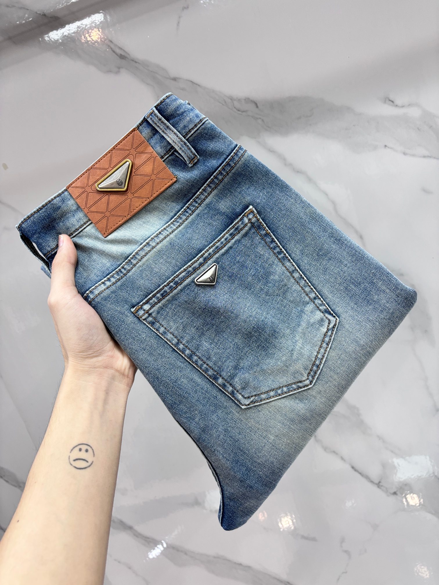NO:846902,Prada high-end customization, 2026 early autumn latest jeans, simultaneous sale at the counter, original customization, customer-supplied hardware accessories, original order quality, imported solid-color denim elastic fabric, heavy washing, fine workmanship, excellent upper body!  The preferred items are complete in three sizes.……………………………………………………………… Size29-38,, prada, jeans,19860909普拉达 高端定制、2026早秋最新款牛仔裤 柜台同步发售 原版定制 客供五金辅料 原单品质 进口固色牛仔弹力面料 重工洗水 做工走线精细 上身绝佳！优选单品 三标齐全.…………………………………………………… Size29-38,,prada,jeans,,Men's clothing