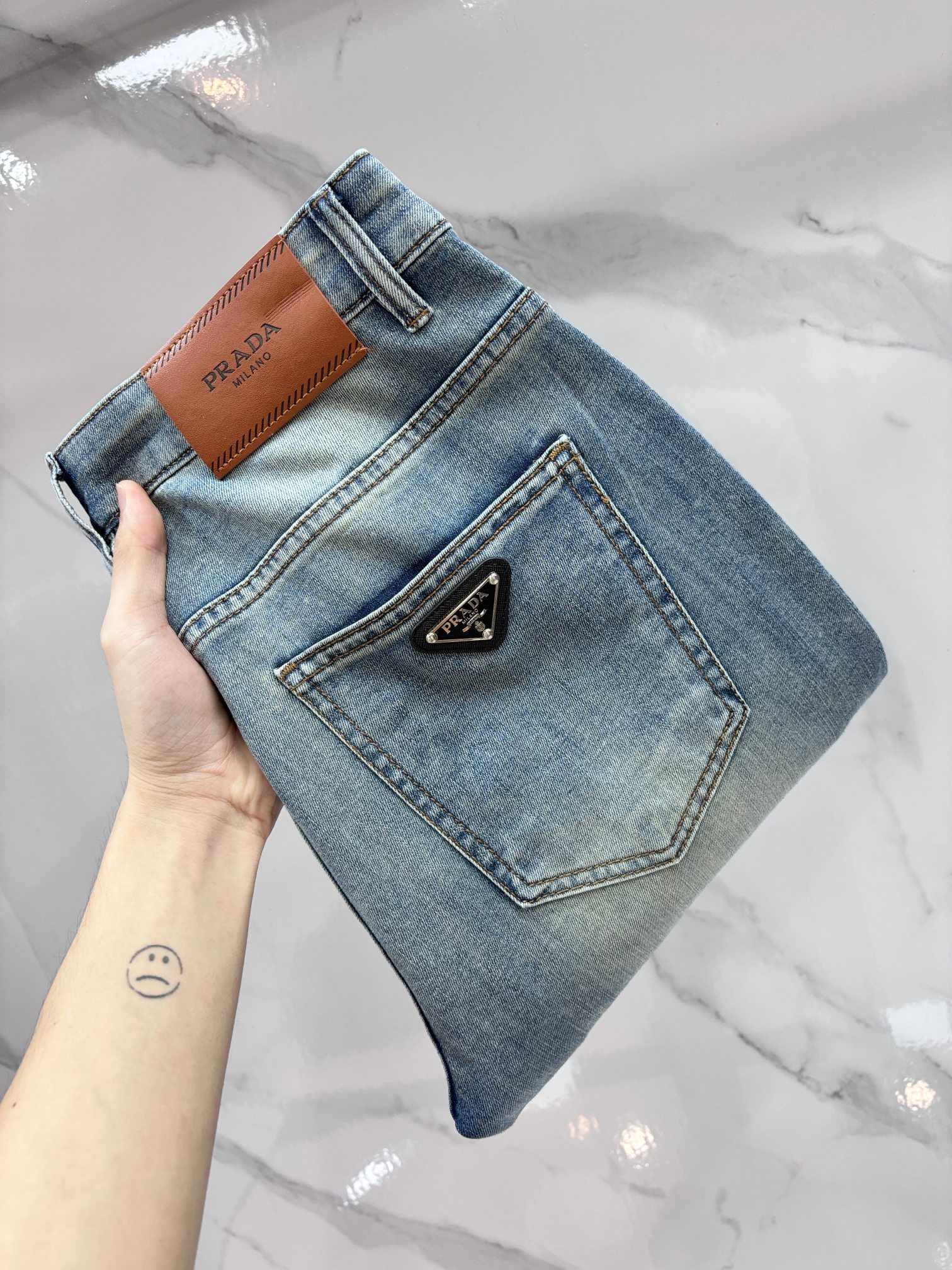 NO:837265,Prada high-end customization, 2026 early autumn latest jeans, simultaneous sale at the counter, original customization, customer-supplied hardware accessories, original order quality, imported solid-color denim elastic fabric, heavy washing, fine workmanship, excellent upper body!  The preferred items are complete in three sizes.……………………………………………………………… Size29-38,, prada, jeans,19860909普拉达 高端定制、2026早秋最新款牛仔裤 柜台同步发售 原版定制 客供五金辅料 原单品质 进口固色牛仔弹力面料 重工洗水 做工走线精细 上身绝佳！优选单品 三标齐全.…………………………………………………… Size29-38,,prada,jeans,,Men's clothing
